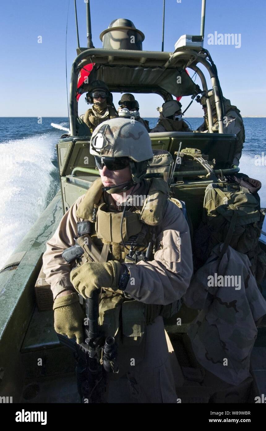 U.S. Navy Segler aus Riverine Squadron 2 Führen sie eine Sicherheit auf See Qadisiyah Patrouille in der Nähe von Haditha Dam, Irak, Dez. 28, 2007. Die Matrosen von der Abteilung 3 des Geschwaders regelmäßig Patrol, den See und die umliegenden Binnenwasserstraßen, deren Verwendung für legitime Wasser getragene Handel schützen. Stockfoto