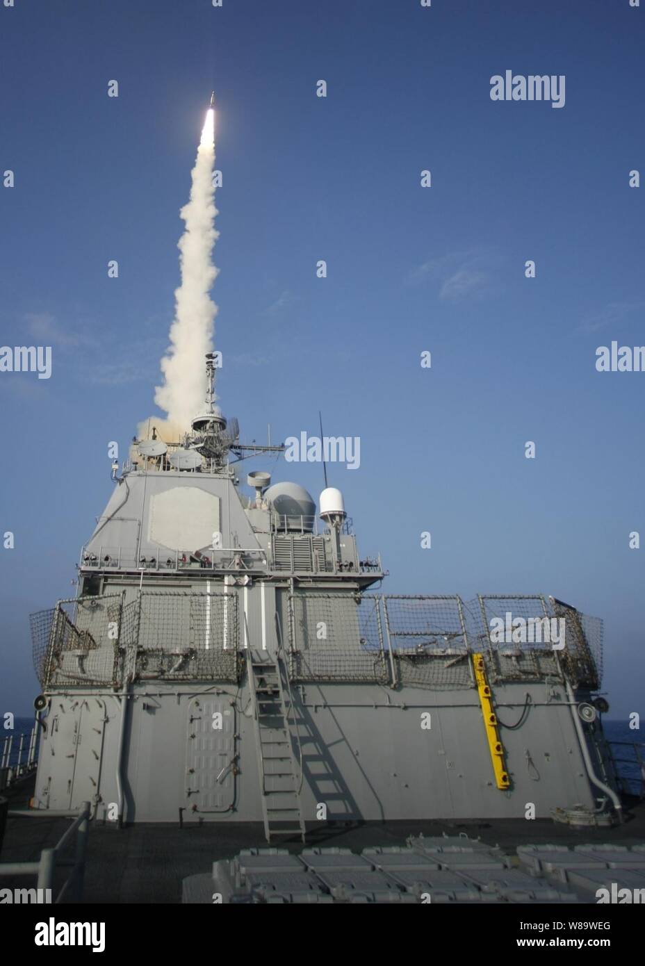 Die USS Lake Erie (CG70) Startet eine Standard Missile-3 bei einem nicht funktionierenden National Reconnaissance Office Satelliten, wie es in der Raumfahrt auf mehr als 17.000 mph reiste über dem Pazifischen Ozean am 13.02.20., 2008. Ziel war es, den Kraftstofftank des Satelliten die rund 1.000 Pfund abzuleiten (453 kg) von hydrazin zu Bruch, eine gefährliche Stoffe, die eine Gefahr für die Menschen auf der Erde bedeuten könnte, bevor es in die Atmosphäre der Erde eingetragen. Die USS Lake Erie ist ein Aegis Lenkwaffen-kreuzer. USS Decatur (DDG73) und USS Russell (DDG59) waren ebenfalls Teil der Task Force. Stockfoto
