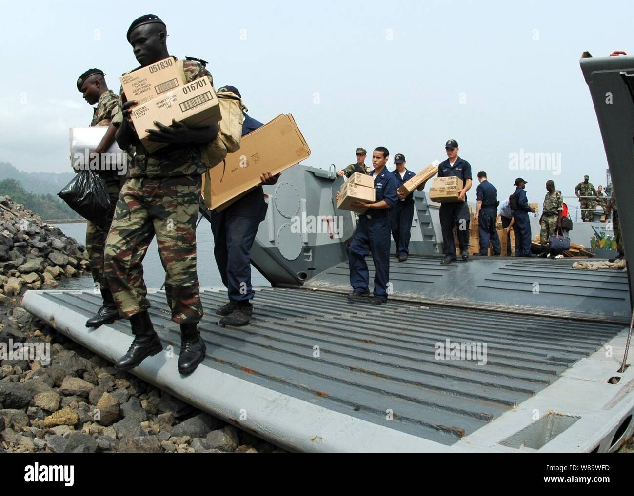 Us-Marine Seeleute und Kamerun Seestreitkräfte Matrosen entlasten medizinische Hilfsgüter gespendet von Projekt Handclasp von Amphibischen dock Landung Schiff USS Fort McHenry (LSD 43) mit einem Landing Craft für den Transport in Limbe Naval Base, Kamerun, am 28.02.2008. Die Matrosen sind Unterstützung Afrikas Partnerschaft Station, einem multinationalen Bemühung, den neuesten Schulungen und Techniken zu bringen Fachleute in neun Länder West- und Zentralafrikas auf den Seeverkehr. Stockfoto