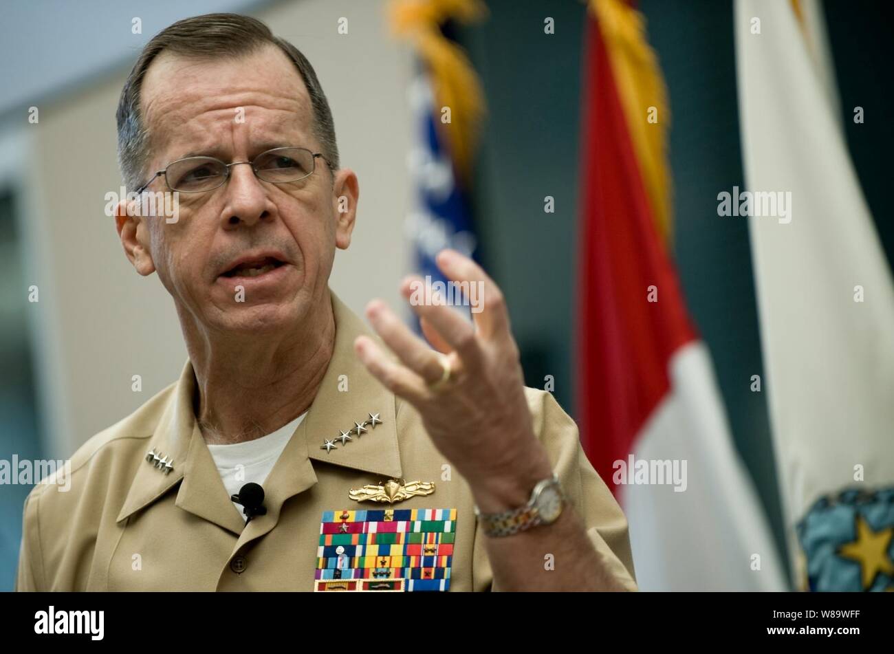 Vorsitzende des Generalstabs Adm. Mike Mullen, US Navy, spricht zu den Mitgliedern und zu den Zivilisten zu US Northern Command zugeordnet auf der Peterson Air Force Base, Colorado, am 10. März 2008. Stockfoto