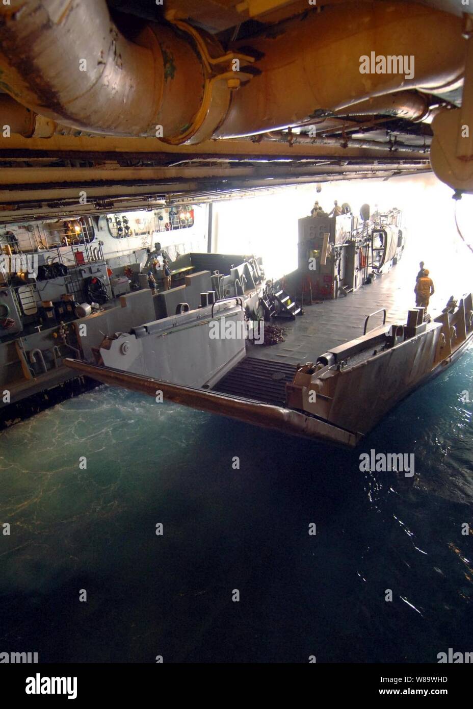 Landing Craft Utility 1661 startet vom Amphibisches Schiff USS Nassau (LHA 4) während der Ausbildung, die als ein Besuch, Board, Suche, und Beschlagnahme Betrieb als Teil der Übung Phoenix Express 2008 zu simulieren, während im Mittelmeer am 15. April 2008. Stockfoto