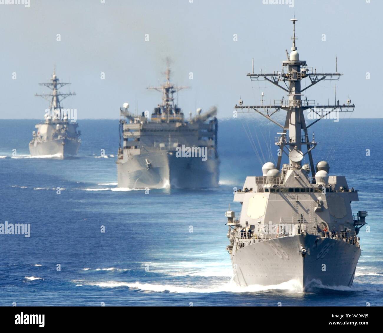 Die USS Shoup (DDG86) und andere Schiffe von Carrier Strike Group 9 Transit die Philippinische Straße, das am 11. April 2008. Die Schiffe von Carrier Strike Group 9, geführt von USS Abraham Lincoln (CVN 72), sind auf die Bereitstellung der 5. Flotte Verantwortungsbereich. Stockfoto