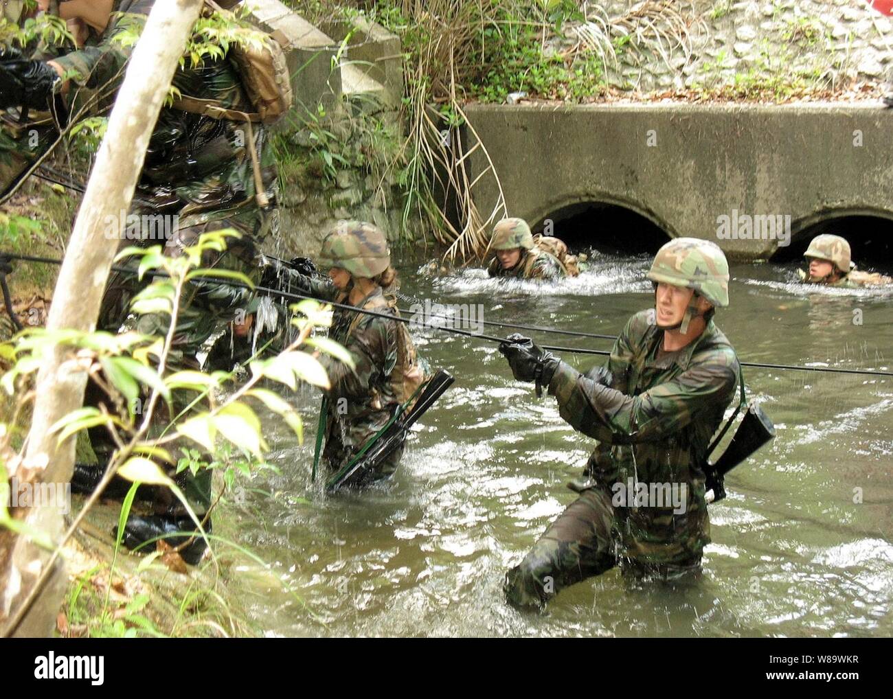 U.S. Navy Seabees zugeordnet Naval Mobile Konstruktion Bataillon 5 Die verdeckte während einer 3,4-mile endurance Kurs an der Jungle Warfare Training Center auf Lager Gonsalves in Japan navigieren am 25. April 2008. Die seabees sind die Teilnahme an einem 6-tägigen Training eine unitís patrouillieren und zur Bekämpfung der Fähigkeiten in einem Dschungel Umgebung zu verfeinern. Stockfoto