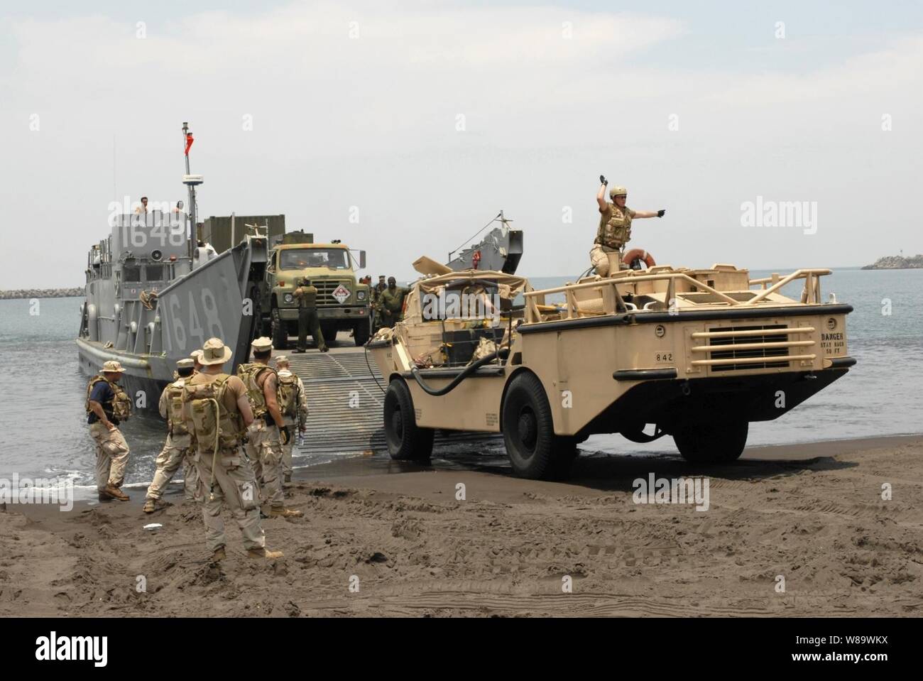 U.S. Navy Sailors Beach Master Unit 1 zugewiesen und schiffte sich an Bord der USS Boxer (LHD4) zusehen, wie Zahnrad- und Verbrauchsmaterialien für humanitäre Projekte in einer Staging Area in Puerta de San Juan, Guatemala entladen, am 6. Mai 2008. Der Boxer ist zur Unterstützung der Fortsetzung Versprechen 2008 eine zweimonatige Humanitäre civic Mission zur Unterstützung Mittel- und Südamerika im Einsatz. Stockfoto