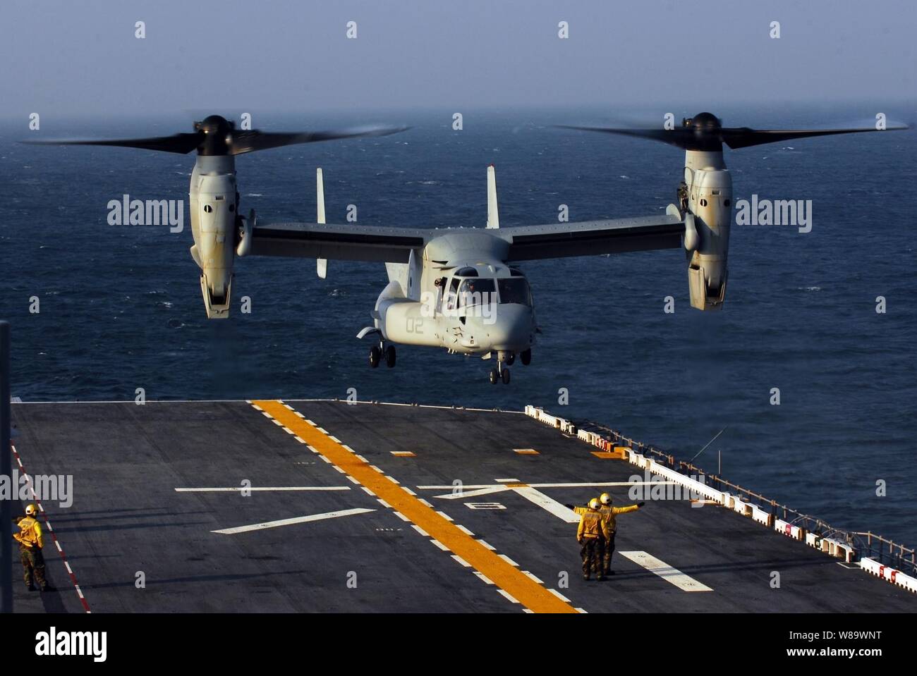 Eine V-22 Osprey aircraft zugeordnet Marine Medium Tiltrotor Squadron 263 landet auf dem Flugdeck der multipurpose Amphibious Assault ship USS Bataan (LHD5) während der Fahrt in den Atlantik am 8. Juli 2008. Stockfoto Eine V-22 Osprey aircraft zugeordnet Marine Medium Tiltrotor Squadron 263 landet auf dem Flugdeck der multipurpose Amphibious Assault ship USS Bataan (LHD5) während der Fahrt in den Atlantik am 8. Juli 2008. Stockfoto