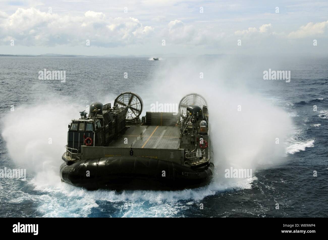 Eine Landing Craft Luftgepolsterte, auch als Lcac, zum Angriff Craft Unit 5 zugeordnete bekannt, trägt die gut Deck des Dock Landung Schiff USS Harpers Ferry (LSD 49) Am 23. Juni 2008. Die Harpers Ferry ist Teil der Essex Expeditionary Strike Group bereitgestellt Sasebo, Japan. Stockfoto