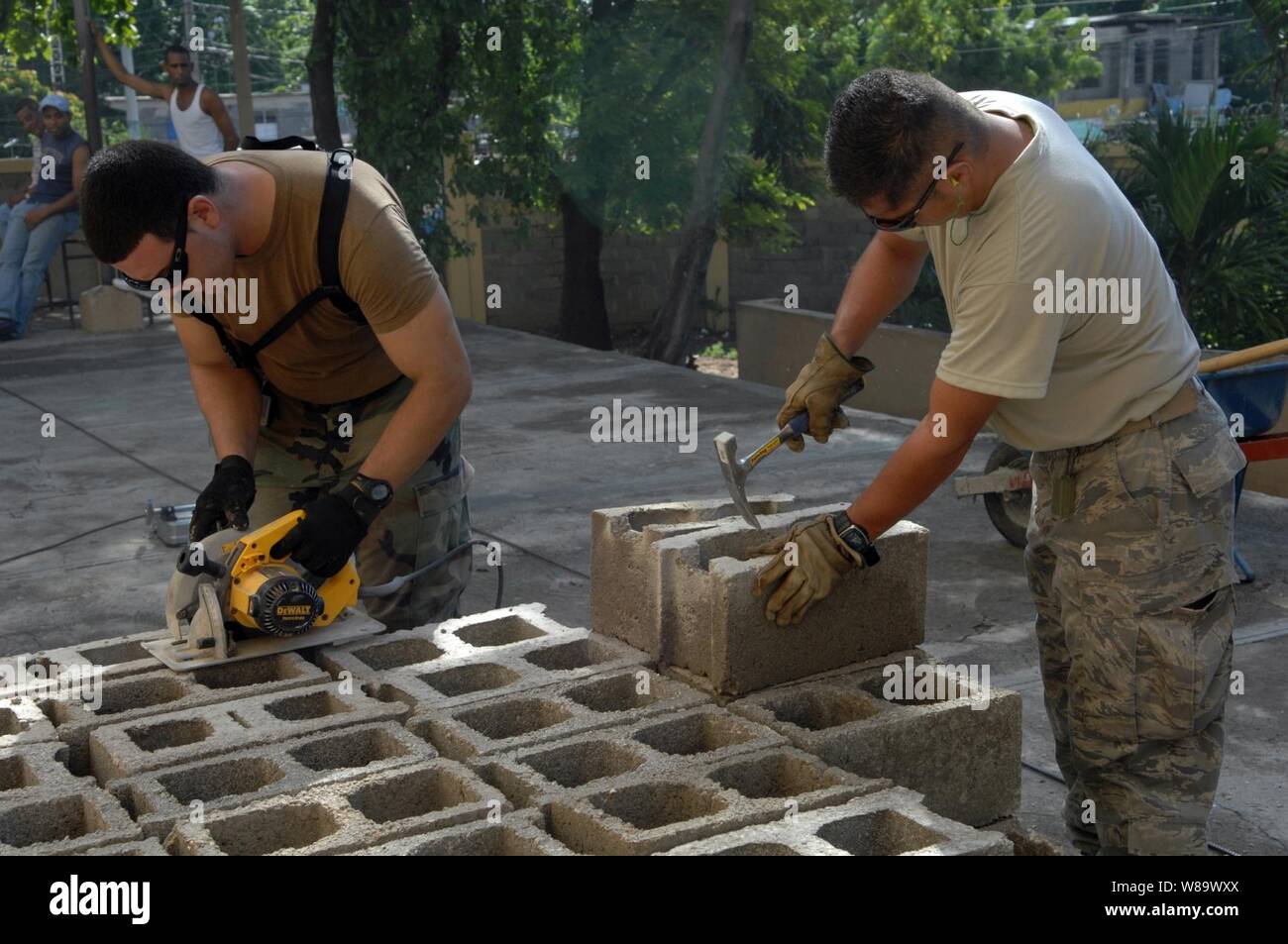 U.S. Navy Petty Officer 2nd class Carlos Monserrat, vom Bau Bataillon Mobile Unit 202, und Air Force engineer Staff Sgt. Richard Monsalve, beide begannen an Bord der Amphibisches Schiff USS Kearsarge (LHD 3), Anpassung der betonsteine am Socorro Sanchez Grundschule Baustelle während der humanitären und zivilen Mission zur Unterstützung weiterhin Versprechen 2008 in Santo Domingo, Dominikanische Republik, am 4. Oktober 2008. Die kearsarge ist zur Unterstützung der karibischen Phase der anhaltenden Versprechen 2008, ein EQUAL-Partnerschaft Mission zwischen den Vereinigten Staaten, Kanada bereitgestellt, Th Stockfoto