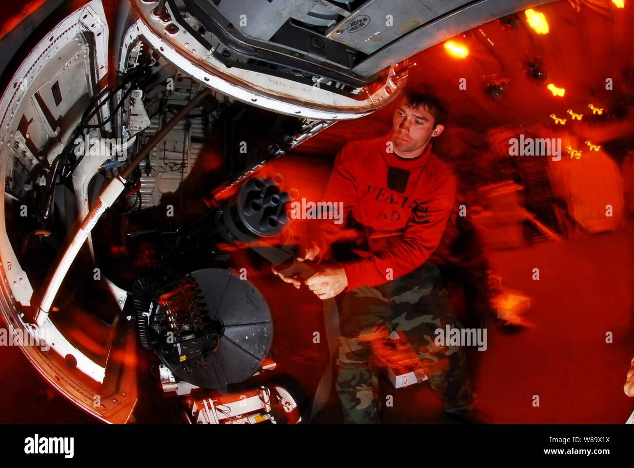 U.S. Navy Petty Officer 2. Klasse Jäger Owens installiert ein M-61A1 20mm Gatling Gun in der Gun Bay eines F/A-18C Hornet aircraft zu Strike Fighter Squadron 146 zugewiesen, während der Routinewartung im Hangar Bay an Bord der Flugzeugträger USS John C Stennis (CVN 74) während der Fahrt in den Pazifischen Ozean am Okt. 26, 2008. Die Stennis und schiffte sich Carrier Air Wing 9 Führen ein Composite Trainingsgerät Übung vor der Küste von Südkalifornien. Stockfoto