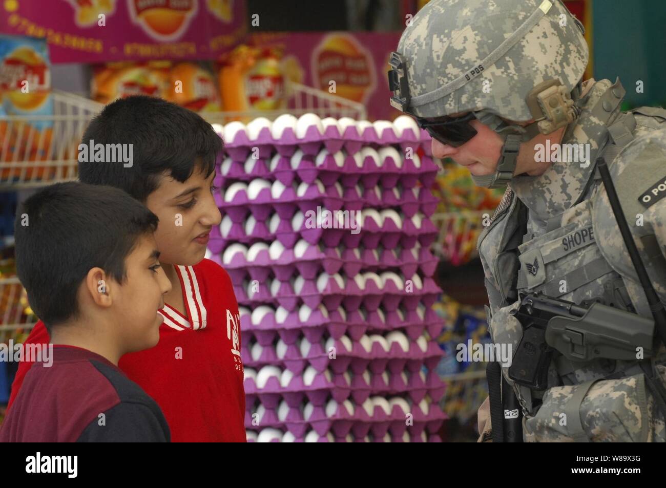 Us Air Force Staff Sgt. Kane Shope spricht mit irakischen Kinder in einem Markt während eines walking Patrouille im Rashid Gemeinschaft im Süden von Bagdad, Irak, Dez. 4, 2008. Shope ist Um das Ablösen 3, 732 . Expeditionary Sicherheitskräfte Geschwader zu 1St Brigade Combat Team angeschlossen, 4 Infanterie Division. Stockfoto