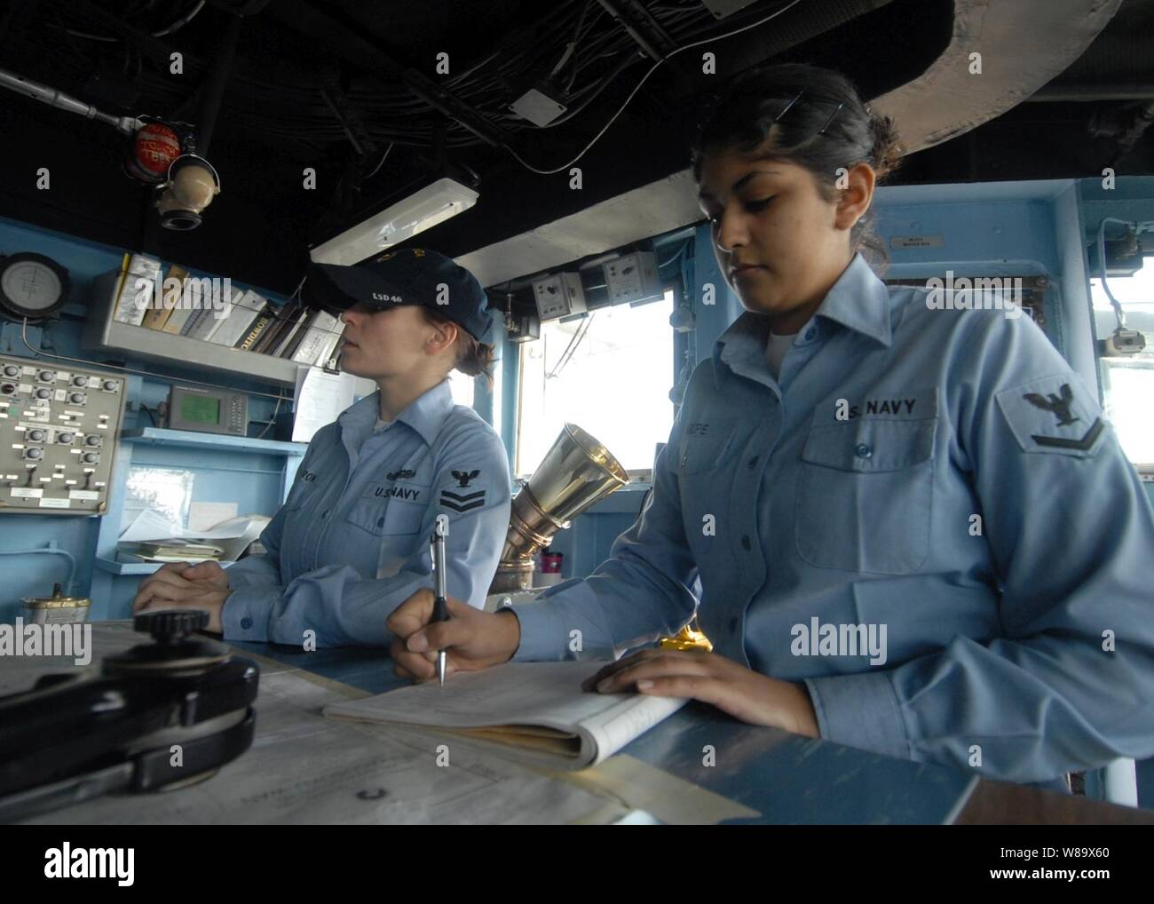 U.S. Navy Petty Officer 3rd Class Crystal Arizpe, in die Vorwärts-bereitgestellt dock Landung Schiff USS Tortuga (LSD 46), Aufzeichnungen Lager im Lager wie das Tortuga bereitet Port am weißen Strand Marinestützpunkt Okinawa, Japan, Jan. 27, 2009 eingeben. Stockfoto