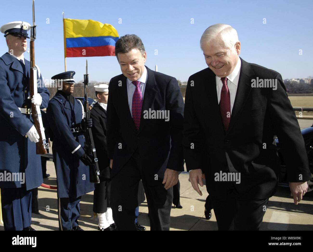 Verteidigungsminister Robert M. Tore, rechts, Escorts Kolumbiens Verteidigungsminister Juan Manuel Santos durch eine Ehre cordon durchgeführt und innerhalb einer geschlossenen Tür Mittagessen bilaterale Fragen der Verteidigung im Pentagon, 24.02.2009 zu diskutieren. Stockfoto