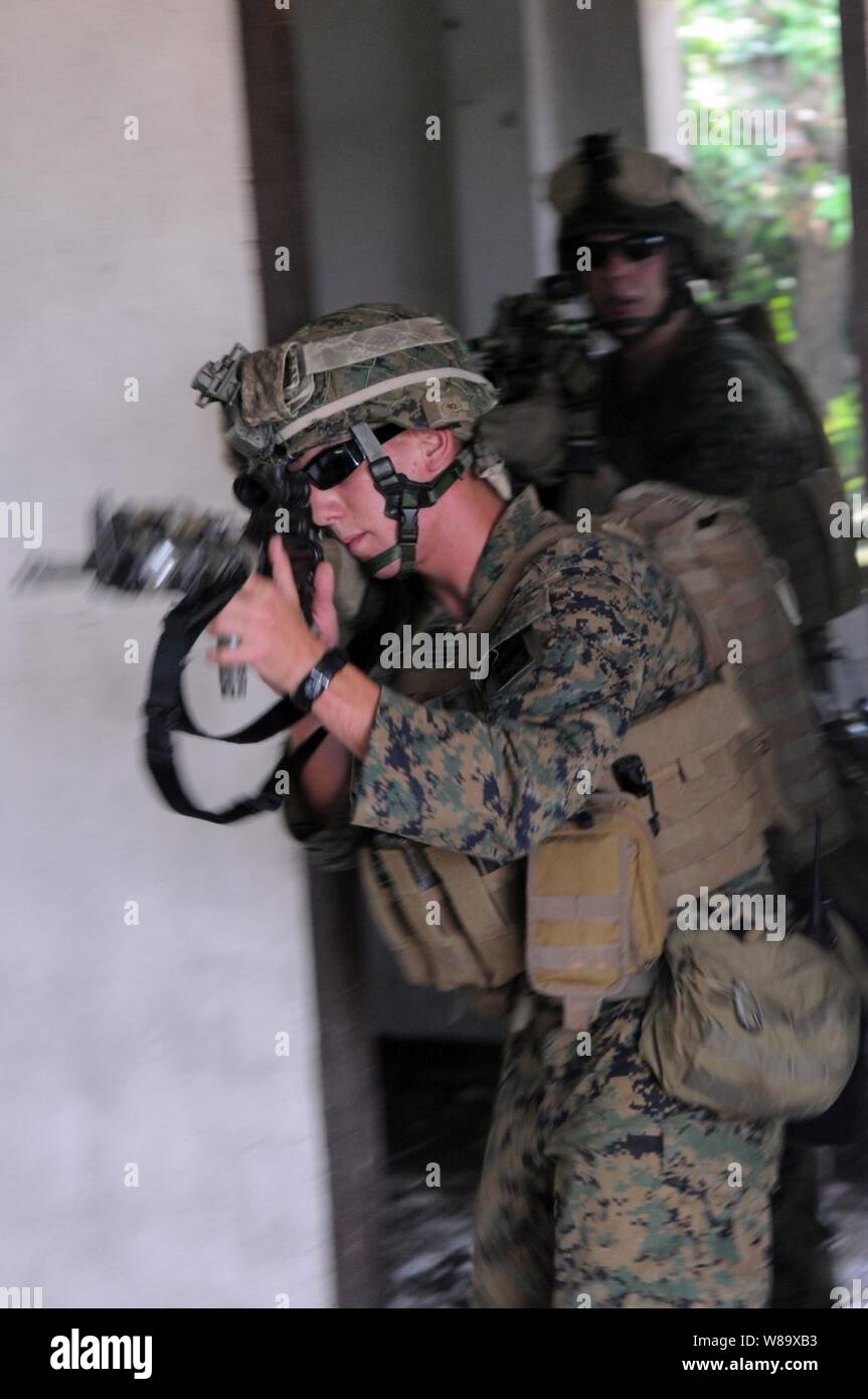 Us Marine Corps und der Philippinischen marine Verhalten einen Luftangriff Übung in Basa Air Base, Philippinen, während Balikatan 2009 am 14. April 2009. Der Zweck der Balikatan 09 ist es, die bilaterale Ausbildung zwischen der Philippinischen und US-Militär, Bereitschaft zu erhalten und eine langfristige Unterstützung Beziehung aufrecht zu erhalten. Stockfoto