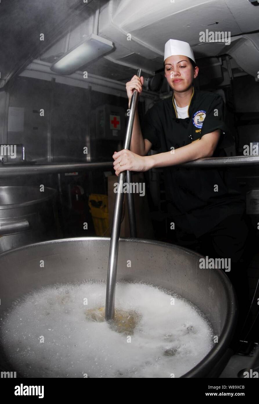 U.S. Navy Petty Officer 3rd Class Tracy Lewis bereitet Makkaroni für das Abendessen an Bord der Flugzeugträger USS John C Stennis (CVN 74) unterwegs in den Pazifischen Ozean am 13. April 2009. Das Schiff ist auf einen sechsmonatigen Einsatz im westlichen Pazifischen Ozean. Stockfoto