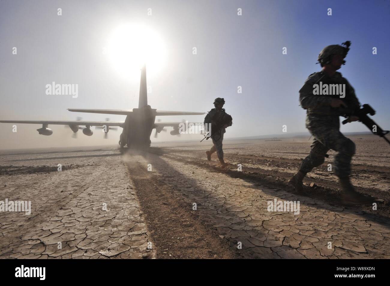 Us-Armee Soldaten aus 2.Bataillon, 18 Field Artillery Regiment ausführen, einen Umkreis ein US Air Force HC-130 P Hercules während einer Übung in Dschibuti am 23. April 2009 einstellen. Die Übung bestand aus Transport pararescuemen zu ihr Wasser springen, Luftbetankung eines CH-53E Super Stallion Hubschrauber, ein Angriff Landung auf einem weder Start- und Landebahn und Transfer/Laden eines simulierten Überlebender aus der CH-53E. Stockfoto