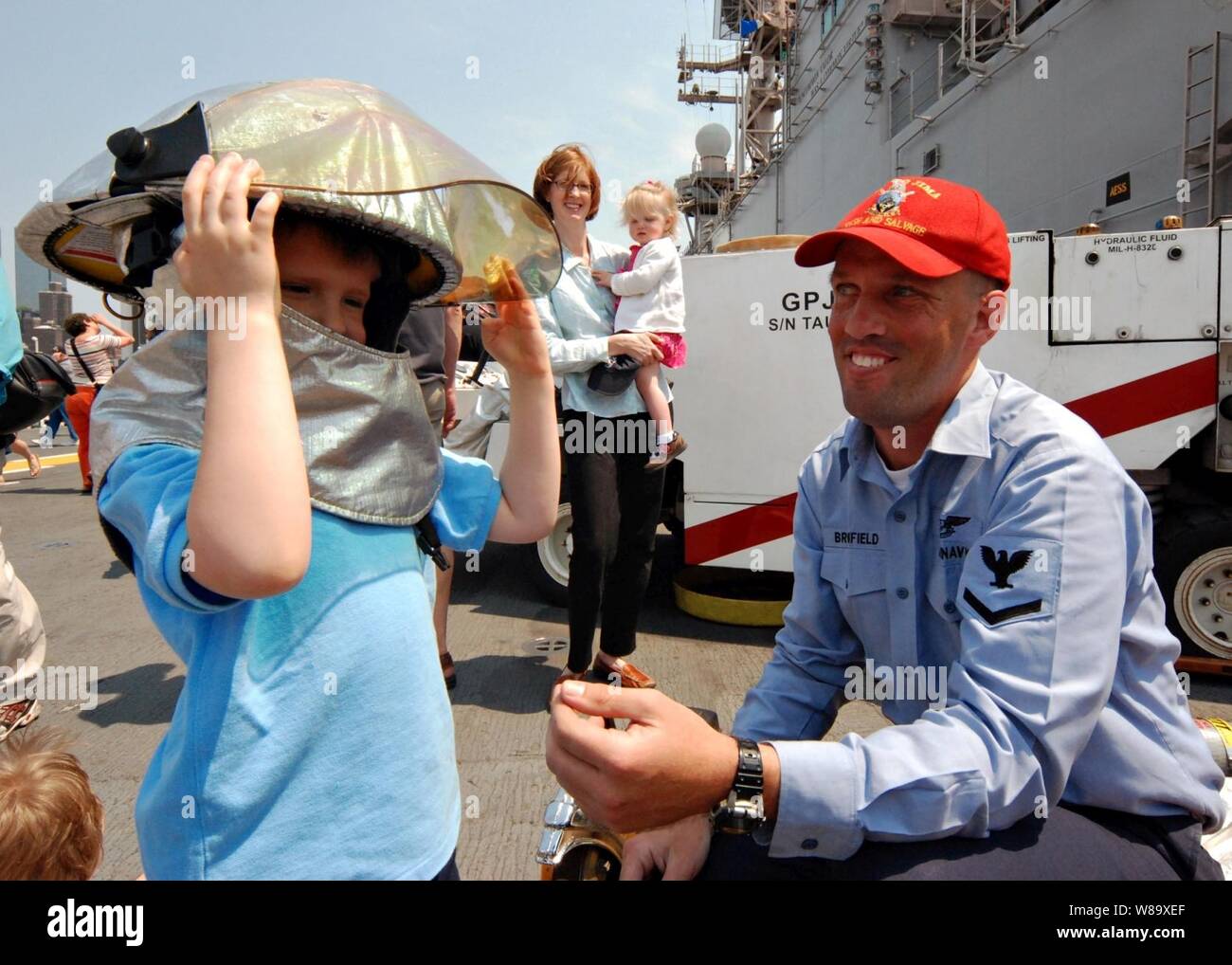 U.S. Navy Petty Officer 3rd Class Robert Broomfield demonstriert Flugzeugabsturz und Bergung Ausrüstung für die Besucher an Bord der Amphibisches Schiff USS Iwo Jima (LHD7) während der Fleet Week in New York City 2009 Am 23. Mai 2009. Rund 3.000 Seemänner, Marinesoldaten und Küste der Scots Guards in der 22. Gedenktag der Fleet Week New York teilnehmen werden. Stockfoto