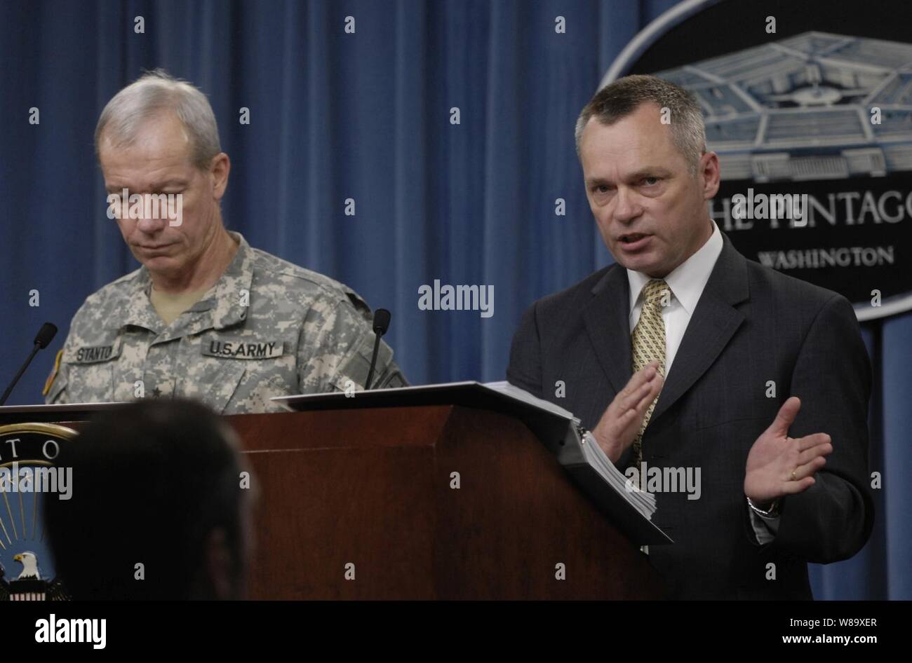 Geschäftsführender Direktor der Armee Budget William H. Campbell (rechts) und militärischen Stellvertreter für Haushalt Generalleutnant Edgar E. Stanton III Durchführung einer Pressekonferenz Präsident Obamas Finanzpolitik Haushaltsentwurf 2010 für die US-Army in das Pentagon am 7. Mai 2009 zu diskutieren. Stockfoto