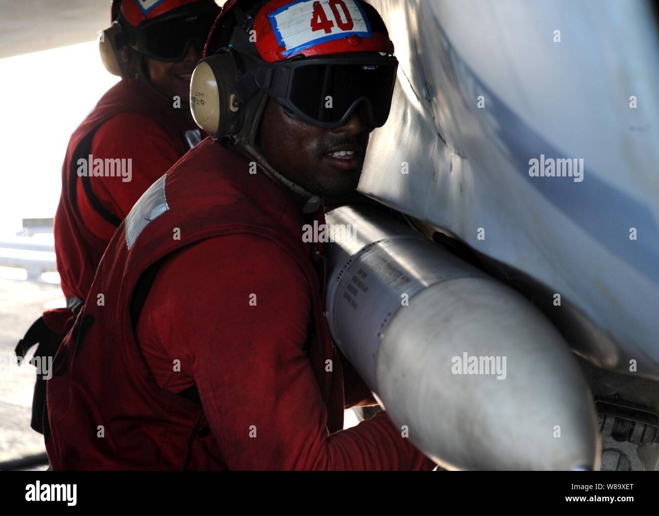 U.S. Navy Petty Officer 3rd Class Harold Doe mounts Ordnance an einer F/A-18E Super Hornet Fighter auf dem Flugdeck der Flugzeugträger USS Dwight D. Eisenhower (CVN 69) im Arabischen Meer am 26. Mai 2009. Die Eisenhower Carrier Strike Group ist in den USA der 5 Bereich der Flotte im Einsatz sind. Stockfoto