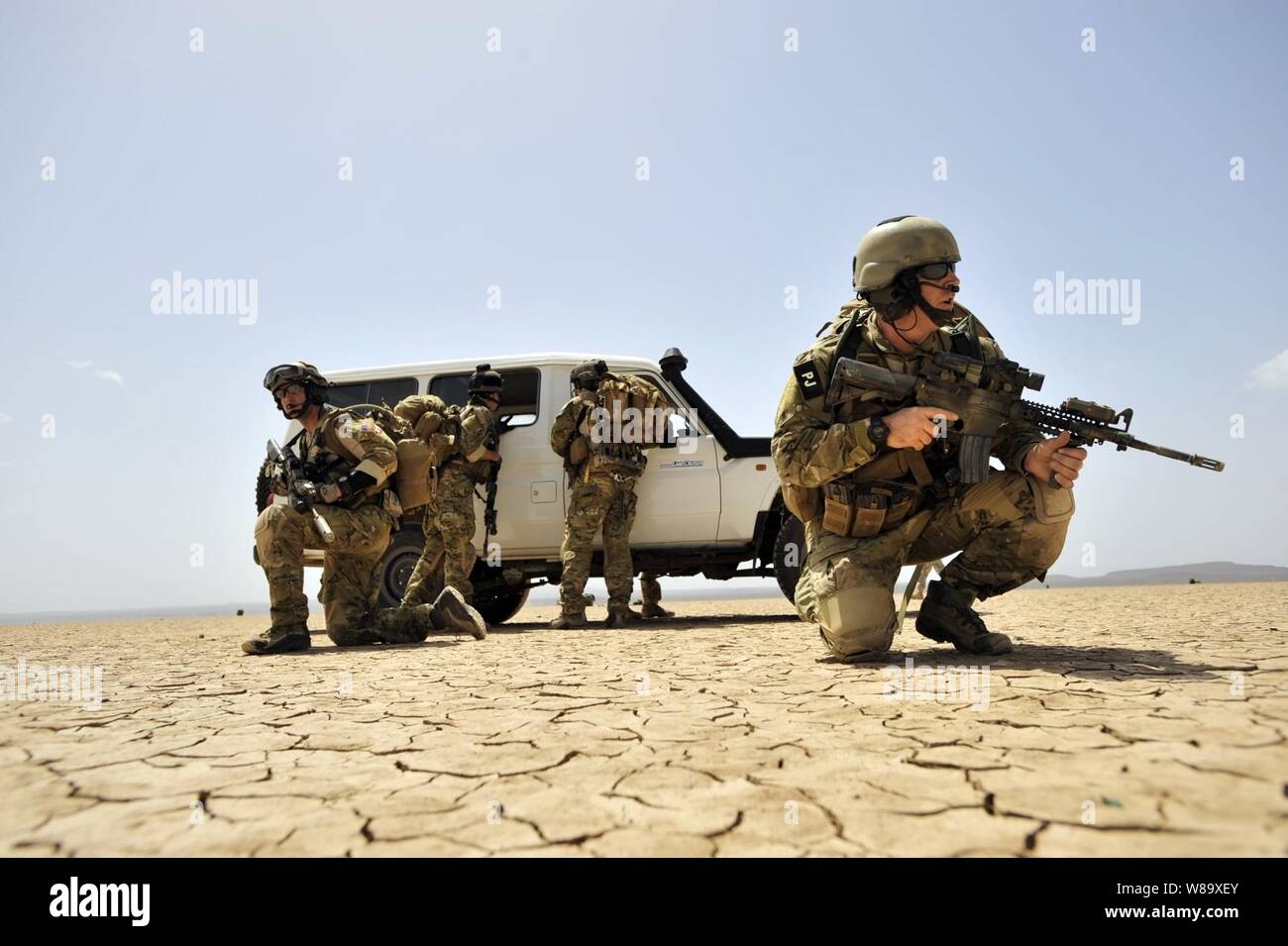 Ein US Air Force Schutzengel Team aus der 82nd Expeditionary Rescue Squadron bietet Sicherheit bei einer gemeinsamen Masse Unfallversicherung Übung in der Nähe von Camp Lemonier, Dschibuti, am 20. Mai 2009. Die taktische Recovery Team arbeitete neben US-Marines aus dem 13 Marine Expeditionary Unit simulierten Mitarbeiter, die in einer schlichten Umgebung zu erholen. Stockfoto