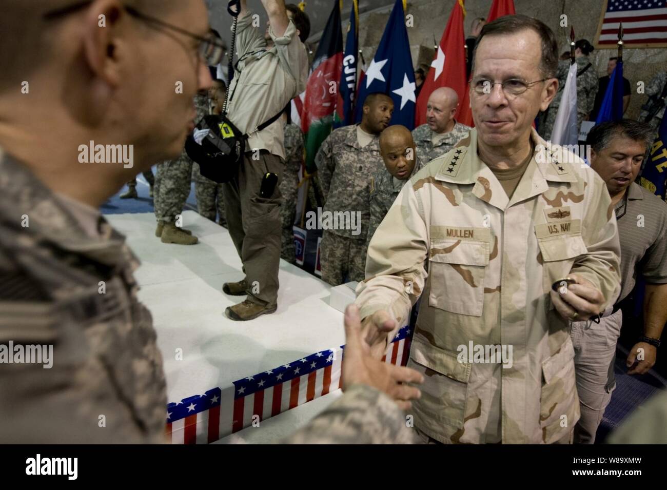 Vorsitzende des Generalstabs Adm. Mike Mullen, U.S. Navy, grüßt Service Mitglieder an den Luftwaffenstützpunkt Bagram, Afghanistan, am 14. Juli 2009. Mullen ist die Begleitung eines USO-Tour mit Hall of Fame NFL Coach Don Shula, NFL zurück laufen Warrick Dunn, Schauspieler Bradley Cooper und D.B. Sweeney und Sport Persönlichkeit und Modell Leeann Tweeden bei einem Besuch der zentrale Bereich der Verantwortung. Stockfoto