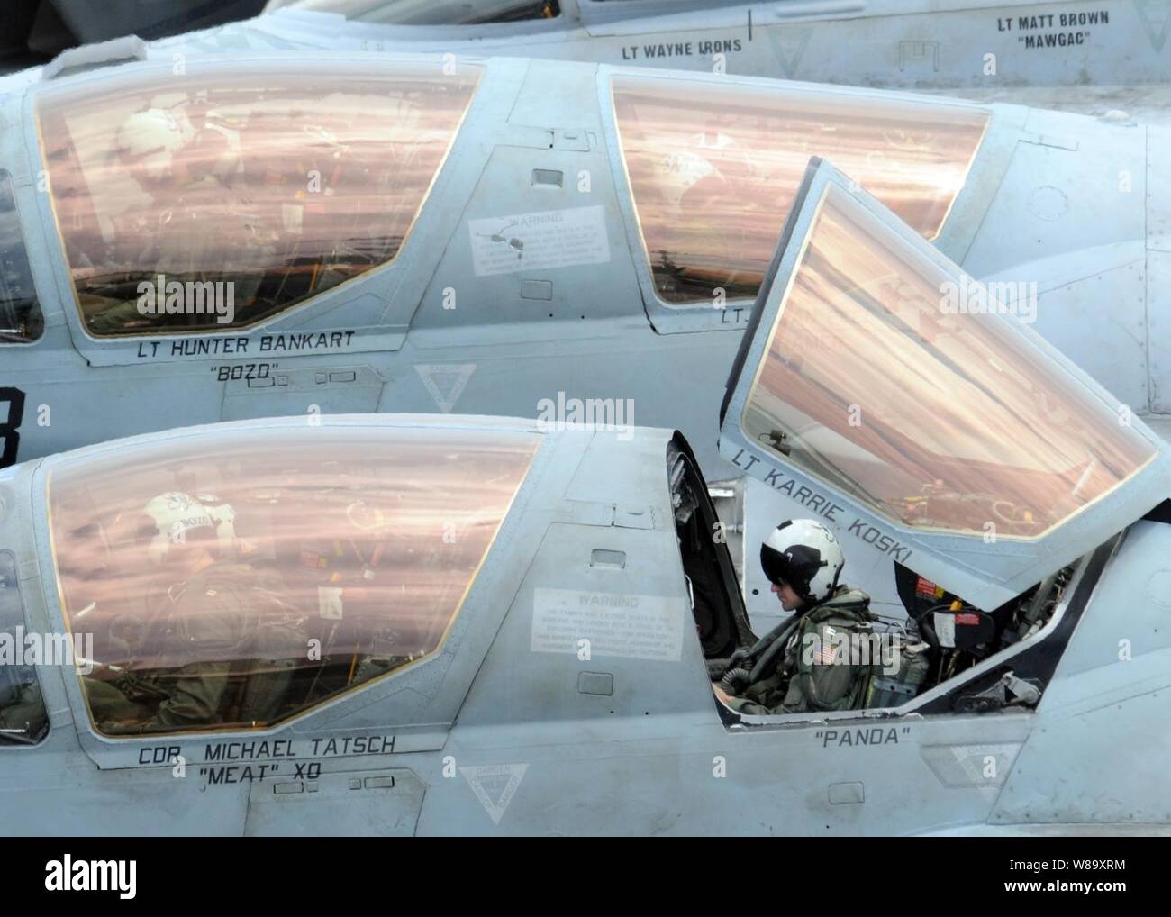 Das bordpersonal eines EA-6B Prowler elektronische Kriegsführung Flugzeuge von Electronic Attack Squadron 136 beginnt Start Verfahren auf dem Flugdeck der Flugzeugträger USS George Washington (CVN 73) im Pazifischen Ozean am 12.08.28., 2009. Stockfoto