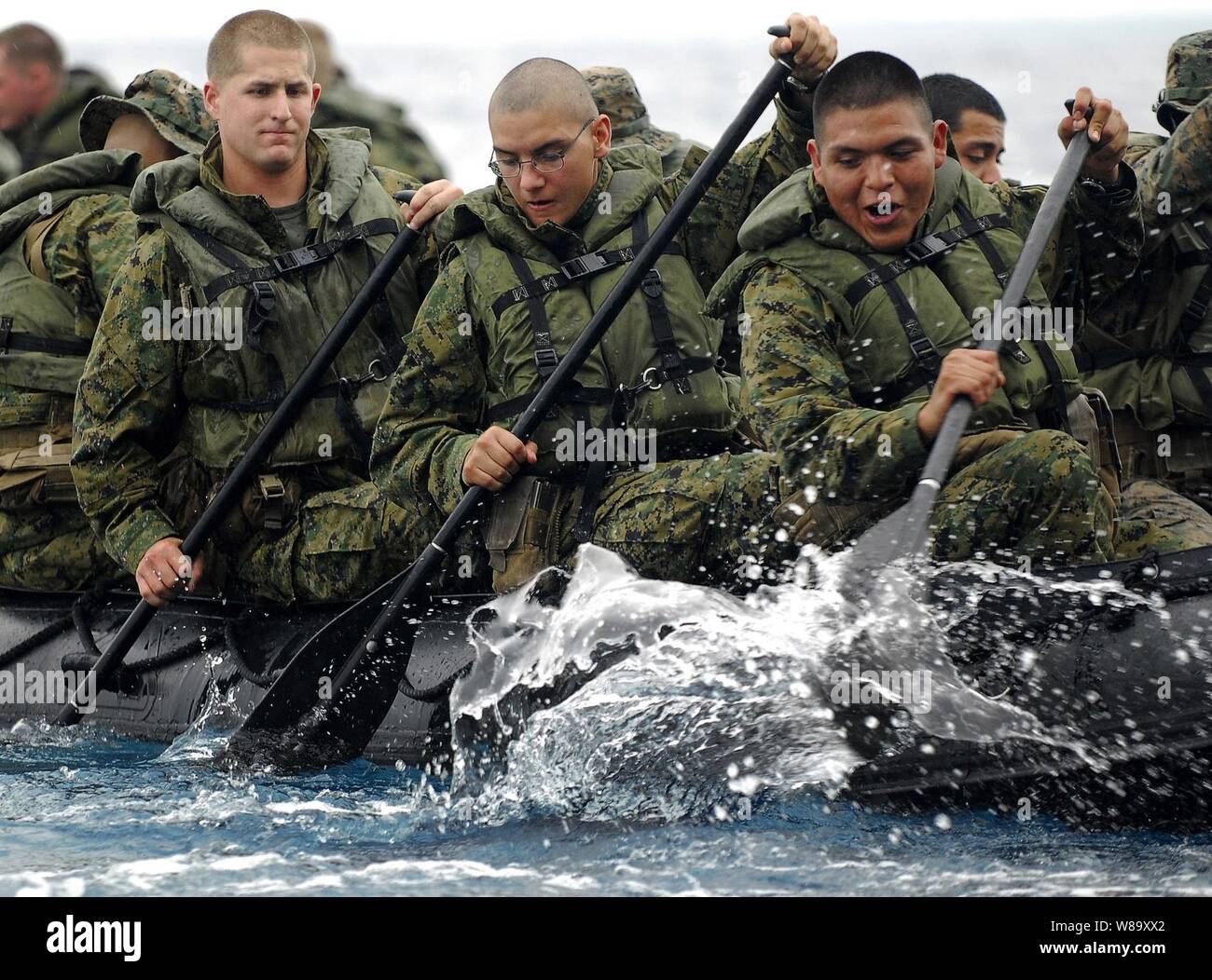 Us-Marines steigen die amphibische Landung dock Schiff USS Harpers Ferry (LSD 49) während eines Ship-to-Shore bekämpfen Gummi raid Handwerk offload Übung während der Fahrt in das Südchinesische Meer am Okt. 14, 2009. Die Marines sind zum Fuchs Firma, Bataillon Landung Team, 2nd Battalion, 5th Marine Regiment, 31 Marine Expeditionary Unit zugeordnet. Die Harpers Ferry, die Amphibischen dock Landung Schiff USS Tortuga (LSD 46) und den 31 Marine Expeditionary Unit beteiligen sich an amphibische Landung Übung 2009, eine bilaterale Übung zwischen den USA und der Philippinischen Streitkräfte interope zu verbessern. Stockfoto Us-Marines steigen die amphibische Landung dock Schiff USS Harpers Ferry (LSD 49) während eines Ship-to-Shore bekämpfen Gummi raid Handwerk offload Übung während der Fahrt in das Südchinesische Meer am Okt. 14, 2009. Die Marines sind zum Fuchs Firma, Bataillon Landung Team, 2nd Battalion, 5th Marine Regiment, 31 Marine Expeditionary Unit zugeordnet. Die Harpers Ferry, die Amphibischen dock Landung Schiff USS Tortuga (LSD 46) und den 31 Marine Expeditionary Unit beteiligen sich an amphibische Landung Übung 2009, eine bilaterale Übung zwischen den USA und der Philippinischen Streitkräfte interope zu verbessern. Stockfoto
