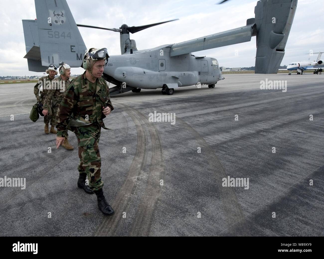 Vorsitzende des Generalstabs Adm. Mike Mullen, U.S. Navy, kommt in Camp Lejeune, N.C., zu besuchen und um Marines am Dez. 7, 2009 sprechen. Die Marines sind geplant zu den ersten Einheiten, die unter Präsident Barack Obamas Plan 30.000 zusätzliche Truppen in Afghanistan an einen Überspannungsschutz eingesetzt werden. Zusammen mit dem Gespräch mit der Marines, Mullen reiste auch nach Fort Campbell, Ky., zu besuchen, Soldaten, die auch eingesetzt werden. Stockfoto