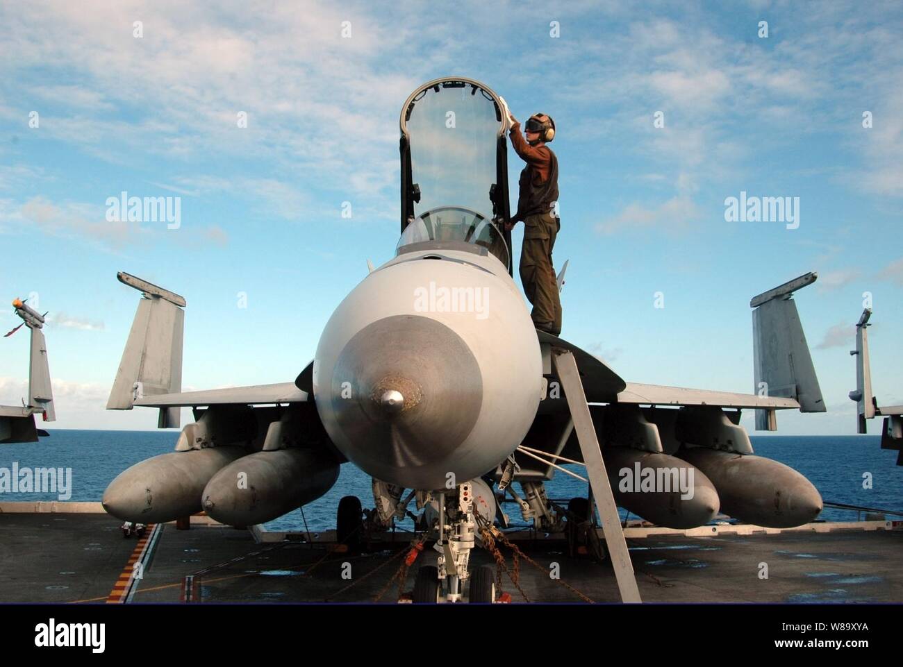 U.S. Navy Airman Lehrling Herbert zählt, ein Flugzeug Kapitän, führt Wartungsarbeiten an einer F/A-18E Super Hornet Flugzeuge an Bord der Flugzeugträger USS George Washington (CVN 73) unterwegs in den Pazifischen Ozean an November 6, 2009. Das Schiff der Marine nur dauerhaft Vorwärts - eingesetzt werden, ist die Unterstützung der Sicherheit und Stabilität im westlichen Pazifischen Ozean. Das Flugzeug ist auf Strike Fighter Squadron 27 zugeordnet. Stockfoto