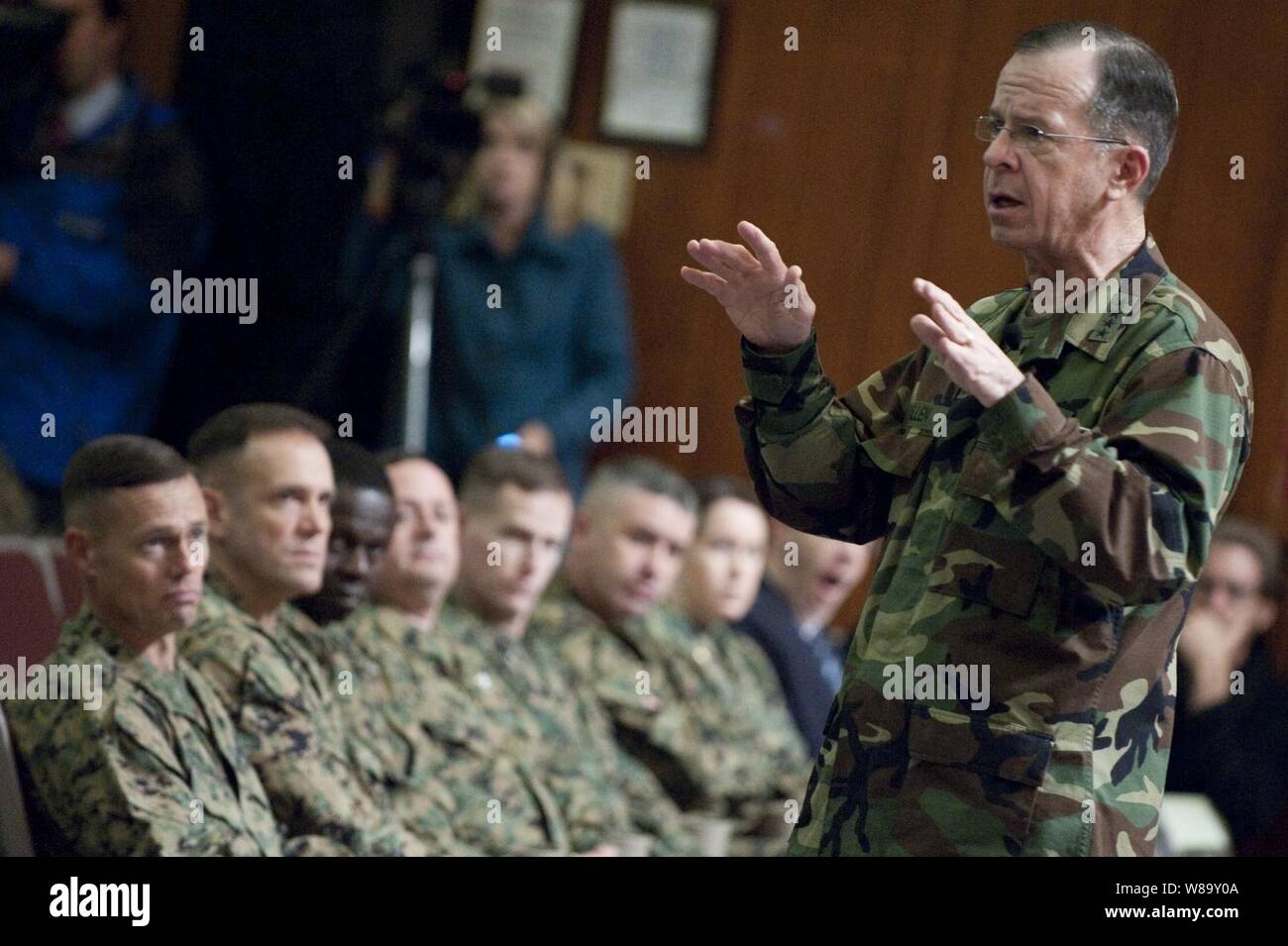 Vorsitzende des Generalstabs Adm. Mike Mullen, US Navy, spricht mit den Marines in Camp Lejeune, N.C., am 7. Dezember 2009. Die Marines sind geplant zu den ersten Einheiten, die unter Präsident Barack Obamas Plan 30.000 zusätzliche Truppen in Afghanistan an einen Überspannungsschutz eingesetzt werden. Zusammen mit dem Gespräch mit der Marines, Mullen reiste auch nach Fort Campbell, Ky., zu besuchen, Soldaten, die auch eingesetzt werden. Stockfoto