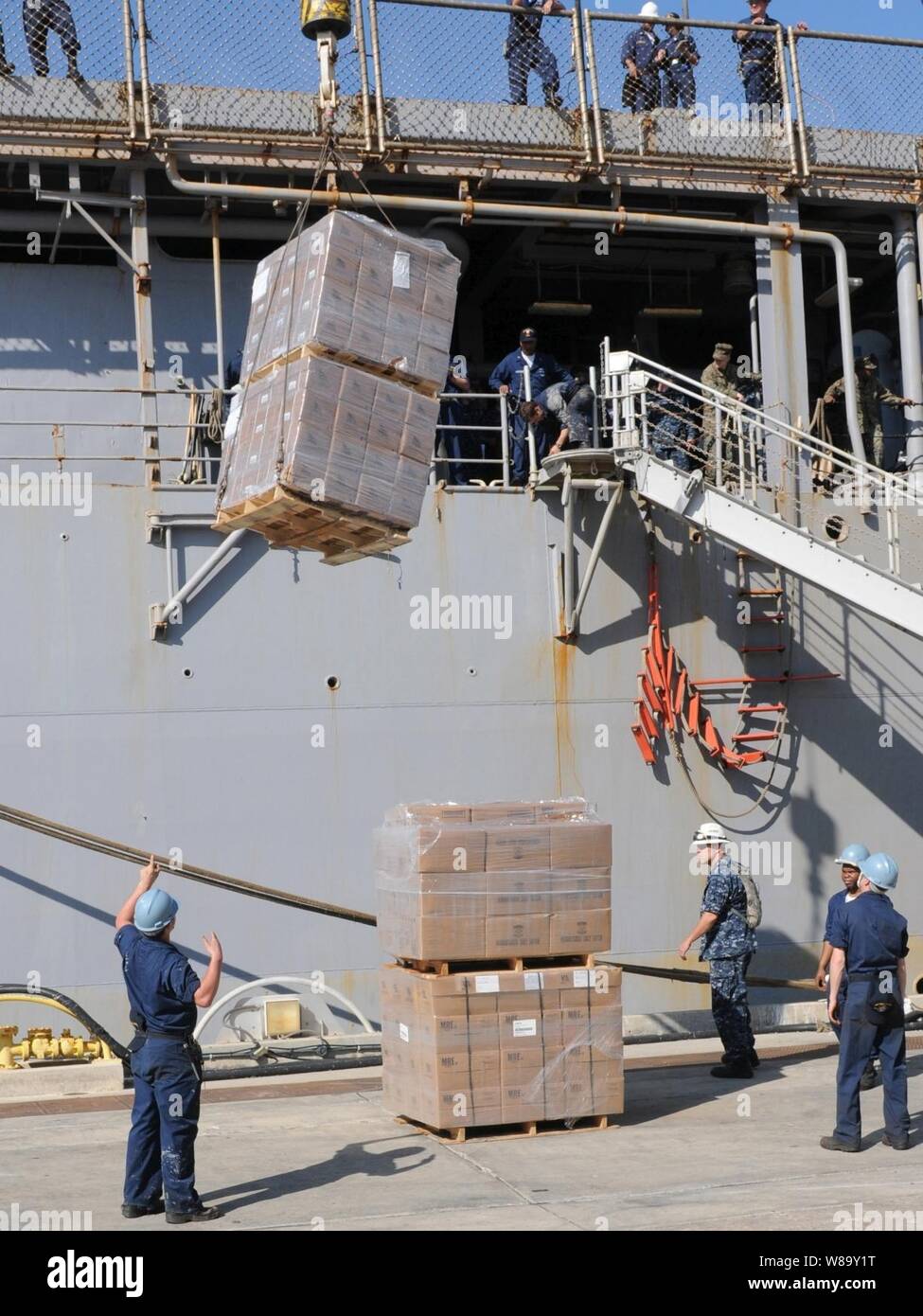 Hilfslieferungen in die amphibische Landung dock Schiff USS Carter Hall (LSD 50) am U.S. Naval Station Guantanamo Bay, Kuba, belasteten Betrieb einheitliche Reaktion auf Jan. 24, 2010 zu unterstützen. Die Naval Station ist die logistische Unterstützung für die Carter Hall, während das Schiff für Ihre humanitäre Hilfe Mission vorbereitet. Die Carter Hall wird es sein, den Transport von Lieferungen und Marines aus dem Kampf Logistik Bataillon 22 nach Haiti. Stockfoto