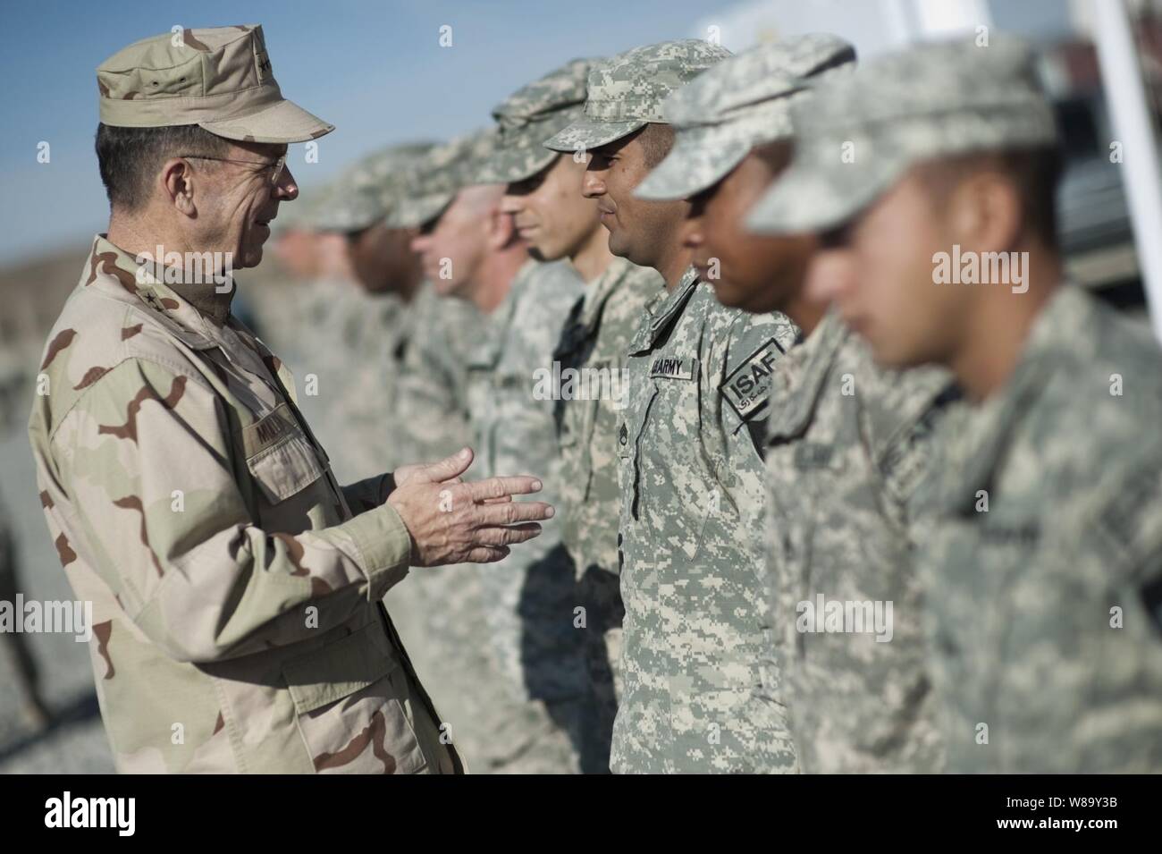 Vorsitzende des Generalstabs Adm. Mike Mullen, US Navy, reenlists zehn Soldaten zu 5/2 Stryker Brigade zugewiesen an Operating Base Frontenac in Kandahar, Afghanistan stationiert, am Dez. 17, 2009. Stockfoto