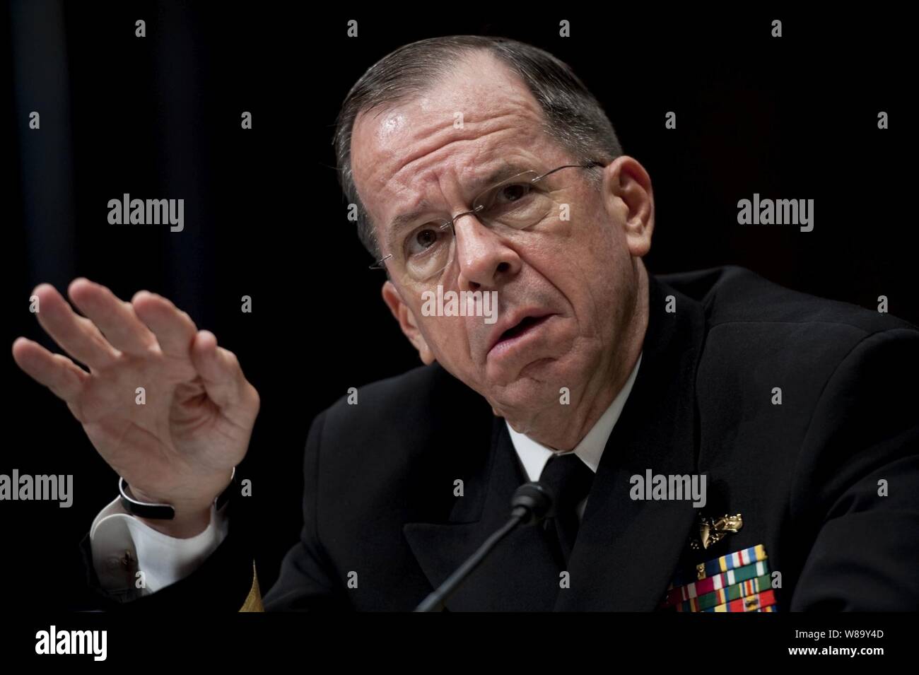 Vorsitzende des Generalstabs Adm. Mike Mullen bezeugt an eine Anhörung der Senate Armed Services Committee auf die neue strategische Abrüstung Vertrag und die Auswirkungen auf die nationale Sicherheit Programme Dirksen Senate Office Building in Washington, D.C., am 17. Juni 2010. Mullen wurde in der Sitzung von Außenministerin Hillary Rodham Clinton, Verteidigungsminister Robert M. Tore und Energieminister Steven Chu im Zeugnis auf der neuen US-Verband - Russland Atomwaffen-Vertrag. Stockfoto