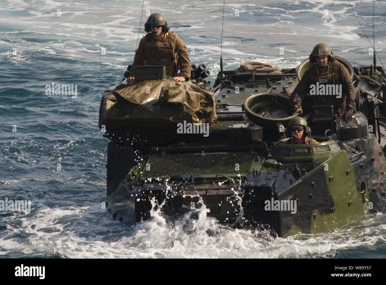 Us-Marines aus dem besonderen Zweck Marine Air Ground Task Force 24 in Camp Pendleton, Kalifornien, Vorbereitung auf das Deck der USS New Orleans LPD (18) Amphibisches Fahrzeuge im östlichen Pazifischen Ozean am 11. Juni 2010 ein. Stockfoto