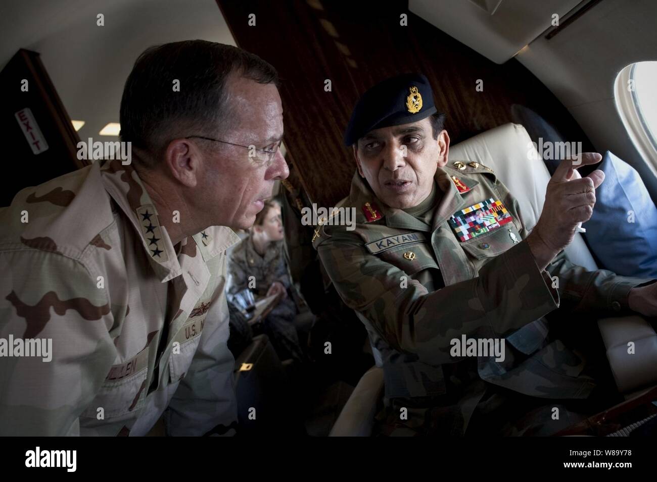 Pakistanische Chef des Heeres, General Ashfaq Parvez Kayani weist eine Funktion zum Vorsitzenden des Generalstabs Adm. Mike Mullen, US Navy, während eine Antenne Tour des nördlichen Pakistan am 24. Juli 2010. Mullen gestoppt in Pakistan während seiner 10-tägigen, rund um die Welt Tour mit Kollegen zu treffen und unterstreicht die Bedeutung der Beziehung im Krieg gegen den Terrorismus. Stockfoto