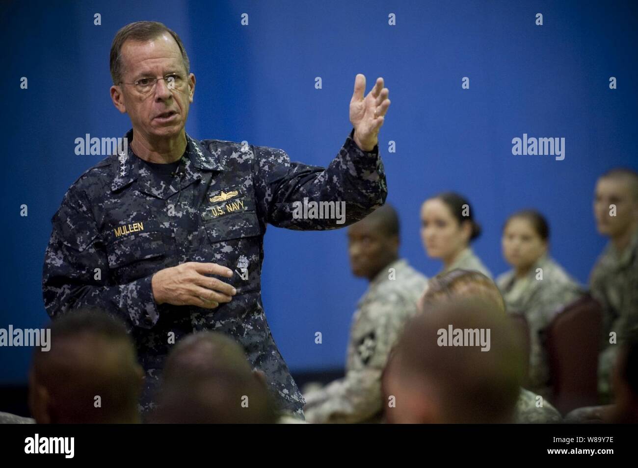 Vorsitzende des Generalstabs Adm. Mike Mullen, US Navy, beantwortet Fragen während einer alle Hände Anruf mit Soldaten der 2 Infanterie Division bei US-Armee Garnison Red Cloud, der Republik Korea am 21. Juli 2010 stationiert. Mullen ist in Korea mit Verteidigungsminister Robert M. Gates und Außenministerin Hillary Clinton im Gegenstück Gespräche unterstreichen das Bündnis zwischen den beiden Nationen zu beteiligen. Stockfoto