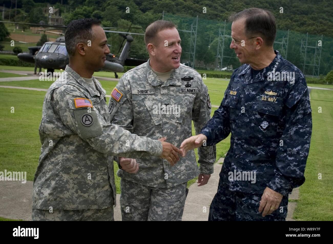 Vorsitzende des Generalstabs Adm. Mike Mullen, US Navy, wird durch den Kommandeur der US-Armee Garnison Red Cloud Colonel Hank Dodge und Command Sergeant Major Nidal Saeed bei einem Besuch in der Republik Korea Am 21. Juli 2010 begrüßt. Mullen met mit 2.Infanterie Division Soldaten der Garnison zwischen Seoul und der demilitarisierten Zone zugewiesen. Stockfoto Vorsitzende des Generalstabs Adm. Mike Mullen, US Navy, wird durch den Kommandeur der US-Armee Garnison Red Cloud Colonel Hank Dodge und Command Sergeant Major Nidal Saeed bei einem Besuch in der Republik Korea Am 21. Juli 2010 begrüßt. Mullen met mit 2.Infanterie Division Soldaten der Garnison zwischen Seoul und der demilitarisierten Zone zugewiesen. Stockfoto