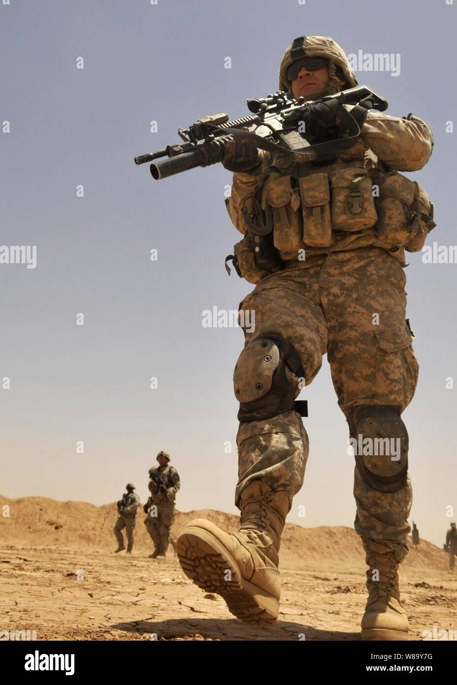 Us-Armee Sgt. Casey Gazzaway, von Alpha Company, 5 Bataillon, 20 Infanterie Regiment, 3 Stryker Brigade Combat Team, 2 Infanterie Division, führt eine Gruppe während eines Squad live-fire Übung an Kirkush Truppenübungsplatzes, der Provinz Diyala, Irak, am 27. Juni 2010. Stockfoto