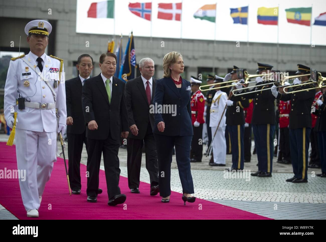 Republik Korea Chief Verteidigungsminister Kim Tae-young, Außenminister Yu Myung-hwan, Verteidigungsminister Robert M. Gates und Außenministerin Hillary Rodham Clinton review Südkoreanische Truppen während einer Gedenkfeier am Kriegerdenkmal von Korea in Seoul am 21. Juli 2010. Die Sekretärinnen sind in Korea an Gegenstück Gespräche unterstreichen die Allianz zwischen den beiden Nationen. ( Stockfoto