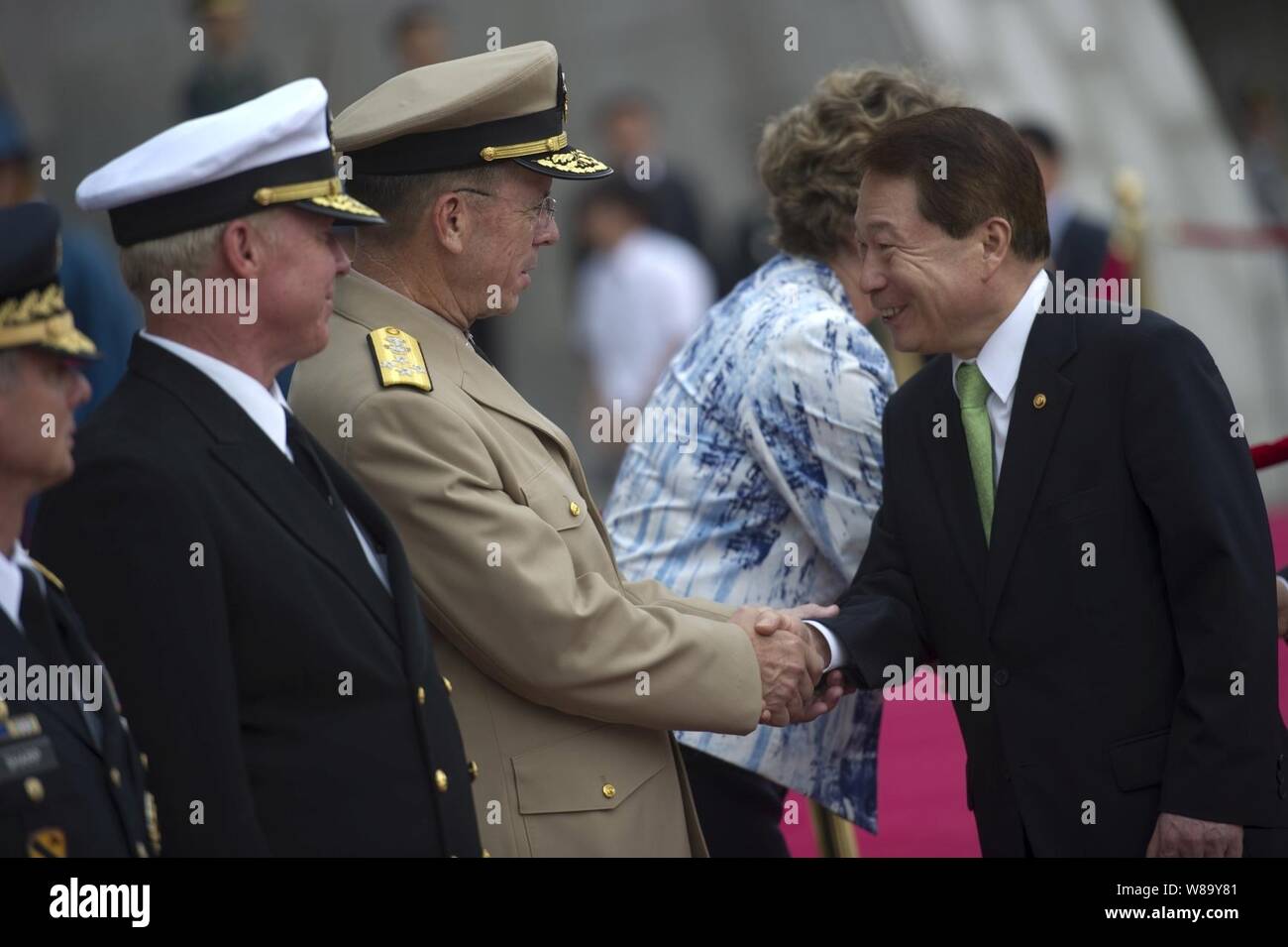 Vorsitzende des Generalstabs Adm. Mike Mullen grüßt südkoreanischen Außenminister Yu Myung-hwan während einer Gedenkfeier am Kriegerdenkmal von Korea in Seoul am 21. Juli 2010. Stockfoto Vorsitzende des Generalstabs Adm. Mike Mullen grüßt südkoreanischen Außenminister Yu Myung-hwan während einer Gedenkfeier am Kriegerdenkmal von Korea in Seoul am 21. Juli 2010. Stockfoto