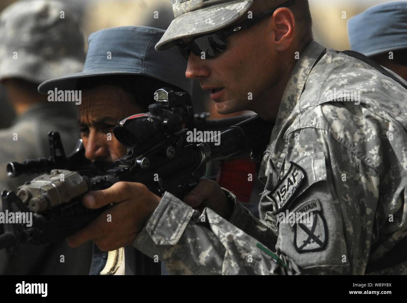Us-Armee Sgt. James Henderson (rechts) Der 1 Battalion, 87th Infantry Regiment, 10 Mountain Division unterstützt die nationale afghanische Polizei Offizier während des call-out-Ausbildung bei dem Polizeipräsidium in Chahar Dara, Afghanistan, am 12.08.28., 2010. Stockfoto
