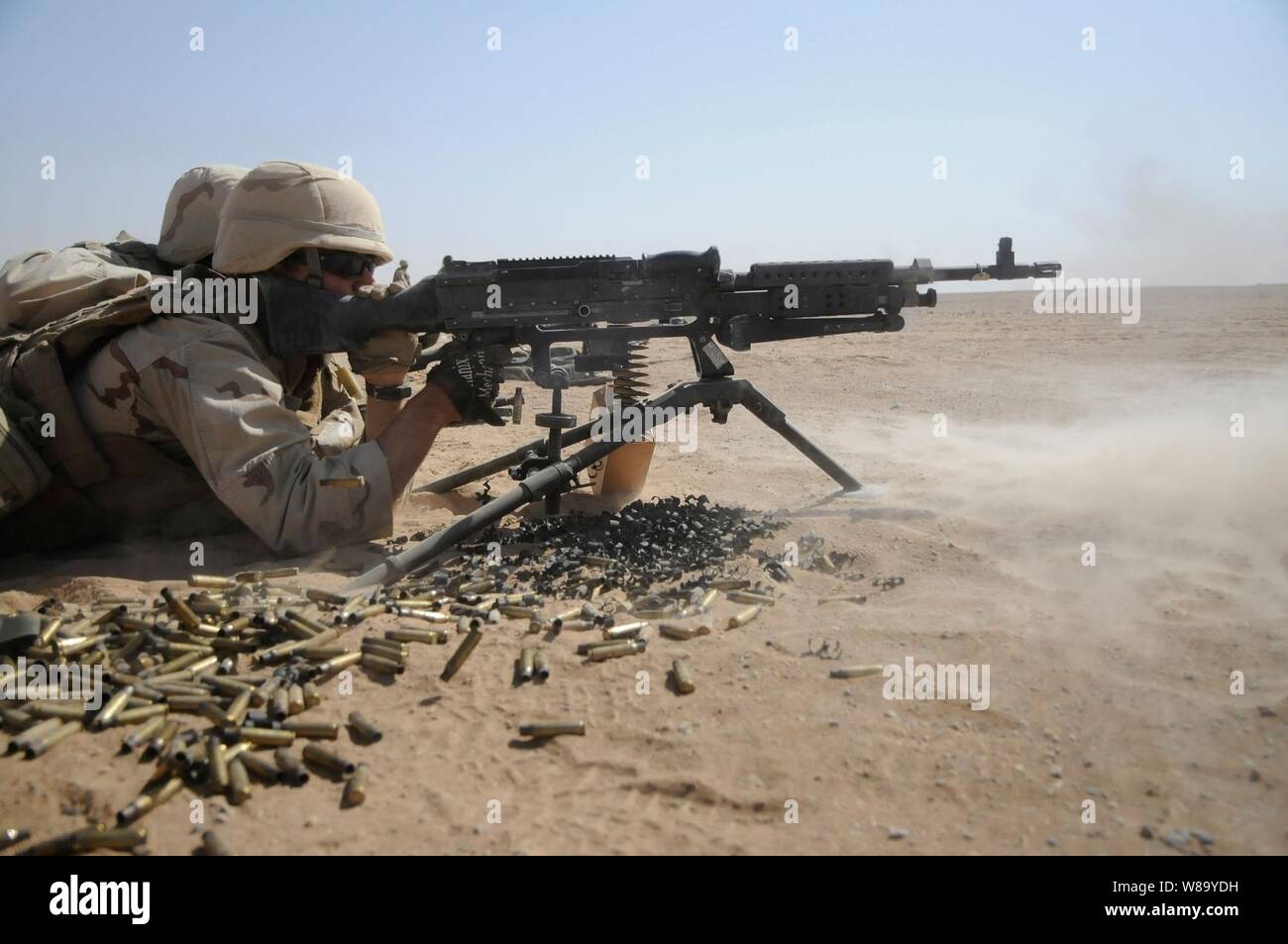 Us-Petty Officer 3. Klasse Justin Winter, eine Seabee zu Naval Mobile Konstruktion Bataillon 5 verknüpft, Brände eine M-240 B Maschinengewehr während der Besatzung - Serviert Waffen Qualifikation im Camp Leatherneck, Afghanistan, am Okt. 16, 2010. Seabees mit Naval Mobile Konstruktion Bataillon 5 sind in Afghanistan im Einsatz im allgemeinen Maschinenbau, Infrastruktur Bau- und Projektmanagement zur Unterstützung der Operation Enduring Freedom auszuführen. Stockfoto