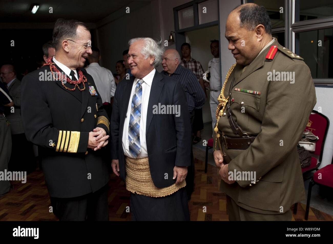 Vorsitzende des Generalstabs Adm. Mike Mullen, US Navy, spricht mit Ministerpräsident von Tonga Feleti Sevele Vakauta und Brig. Gen. Tau? Aika? Dave? Uta? atu, Tonga?s Chief für Verteidigung, bei einem Besuch des Königreichs am 9. November 2010. Mullen besucht Tonga auf der zweiten Stopp einer Pacific tour Tongan Leute für Ihre ständige Einsatzbereitschaft und Unterstützung bei der Entsendung von Truppen in den Irak und nach Afghanistan zu danken. Stockfoto