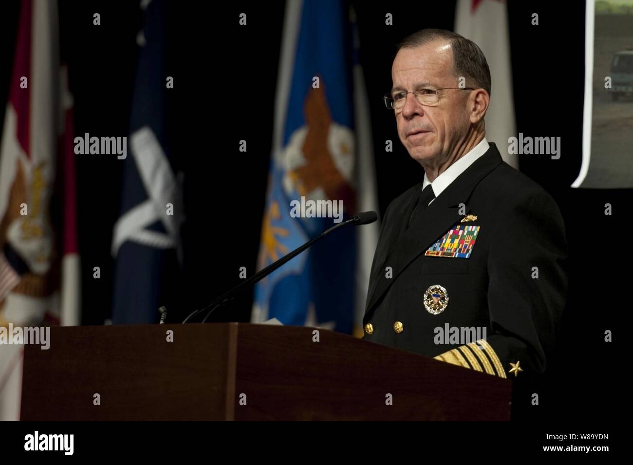 Vorsitzende des Generalstabs Adm. Mike Mullen, U.S. Navy, Adressen das Publikum, während die Energie Security Summit im Pentagon am Okt. 13, 2010. Stockfoto