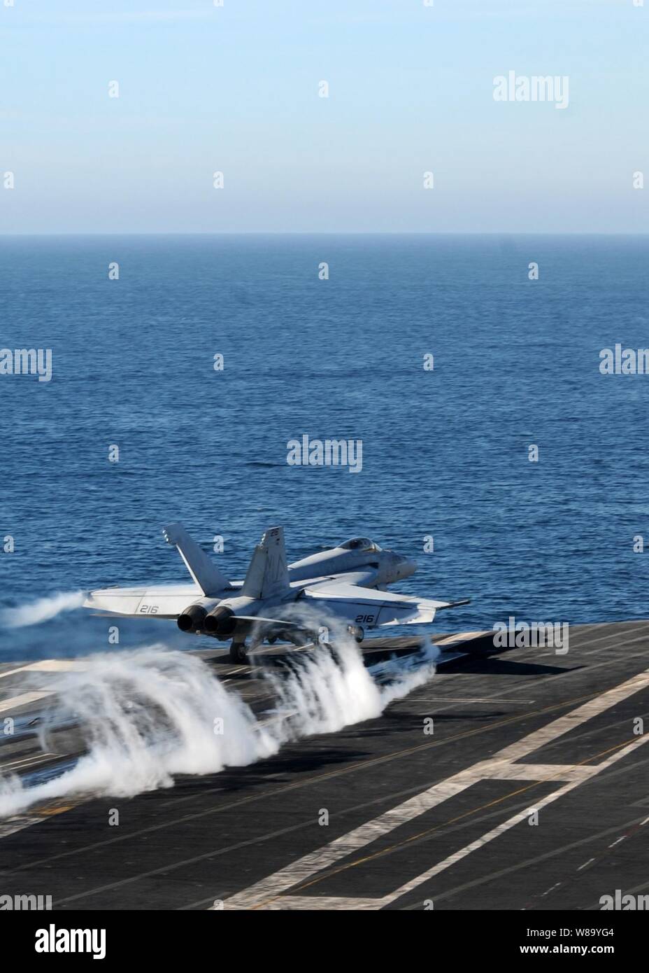 Eine F/A-18E Super Hornet zu Strike Fighter Squadron 147 startet von dem Flugzeugträger USS Ronald Reagan (CVN 76) nach Abschluss eines composite Trainingsgerät Übung am 14.11.2010. Der Ronald Reagan ist unterwegs die Vorbereitung für eine bevorstehende Bereitstellung. Stockfoto