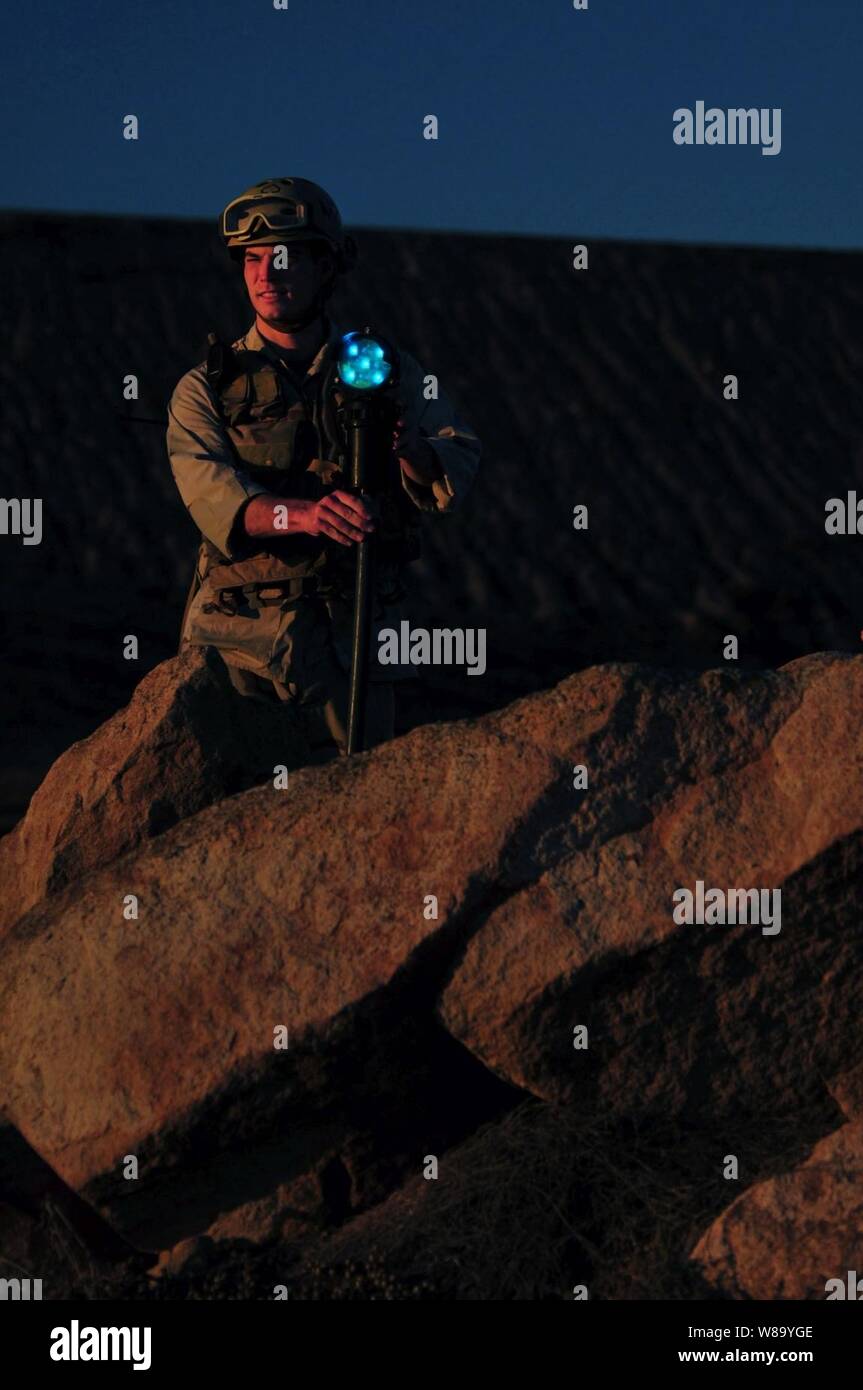 Seaman Matthew Devincenzo, zum Strand Master Unit 1 startete an Bord der Amphibisches Schiff USS Boxer (LHD4), stellen eine Flanke nacht Marker der Strand Lane für Landing Craft air cushion Fahrzeuge am November 15, 2010 zu markieren. Der Boxer ist unterwegs an der Küste von Südkalifornien in eine zusammengesetzte Einheit Übung in Vorbereitung für einen Einsatz im Frühjahr 2011 teilnehmen. Stockfoto