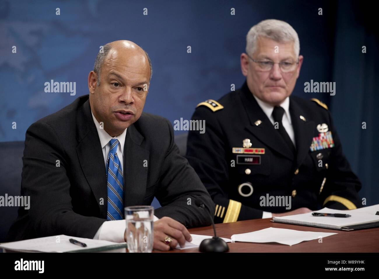 Departement für Verteidigung General Counsel Jeh C. Johnson und US-Armee General Carter Ham auf einer Pressekonferenz im Pentagon Verhaltenskodex über die Veröffentlichung des "Don?t Fragen, Don?t' weiter umfassende Arbeitsgruppe Bericht an November 30, 2010. Stockfoto