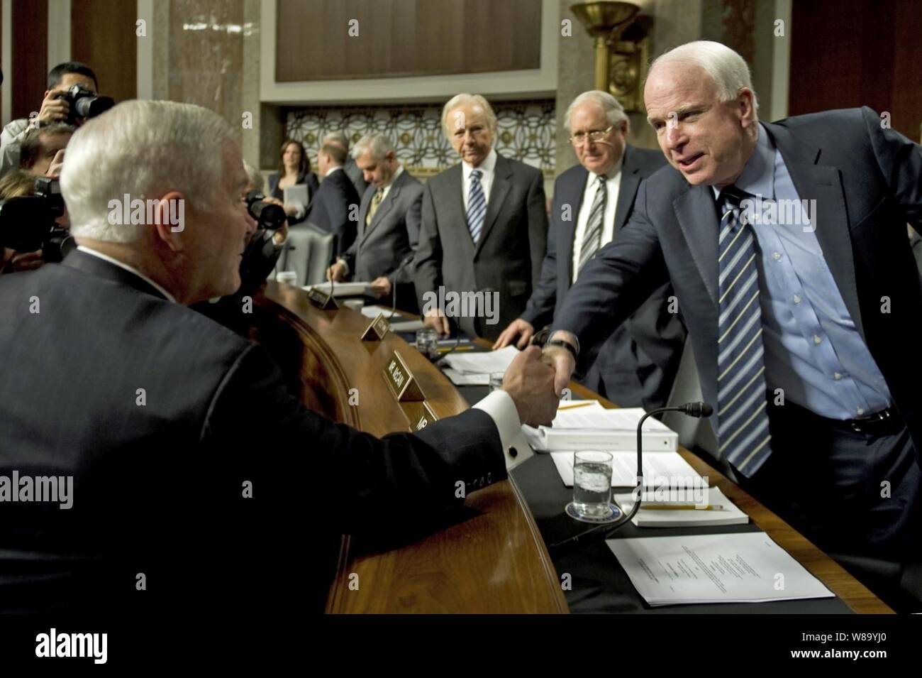 Verteidigungsminister Robert M. Gates begrüßt Senator John McCain vor dem Zeugnis vor dem Streitkräfteausschuss des Senats am Dez. 2, 2010. Gates wurde durch den Vorsitzenden des Generalstabs Adm verbunden. Mike Mullen, Verteidigungsministerium General Counsel Jeh C. Johnson und Commander, U.S. Army Europe General Carter Ham in Bezug auf die Erkenntnisse der 'Nicht fragen, nichts sagen" umfassende Arbeitsgruppe Bericht erstatten. Stockfoto Verteidigungsminister Robert M. Gates begrüßt Senator John McCain vor dem Zeugnis vor dem Streitkräfteausschuss des Senats am Dez. 2, 2010. Gates wurde durch den Vorsitzenden des Generalstabs Adm verbunden. Mike Mullen, Verteidigungsministerium General Counsel Jeh C. Johnson und Commander, U.S. Army Europe General Carter Ham in Bezug auf die Erkenntnisse der 'Nicht fragen, nichts sagen" umfassende Arbeitsgruppe Bericht erstatten. Stockfoto