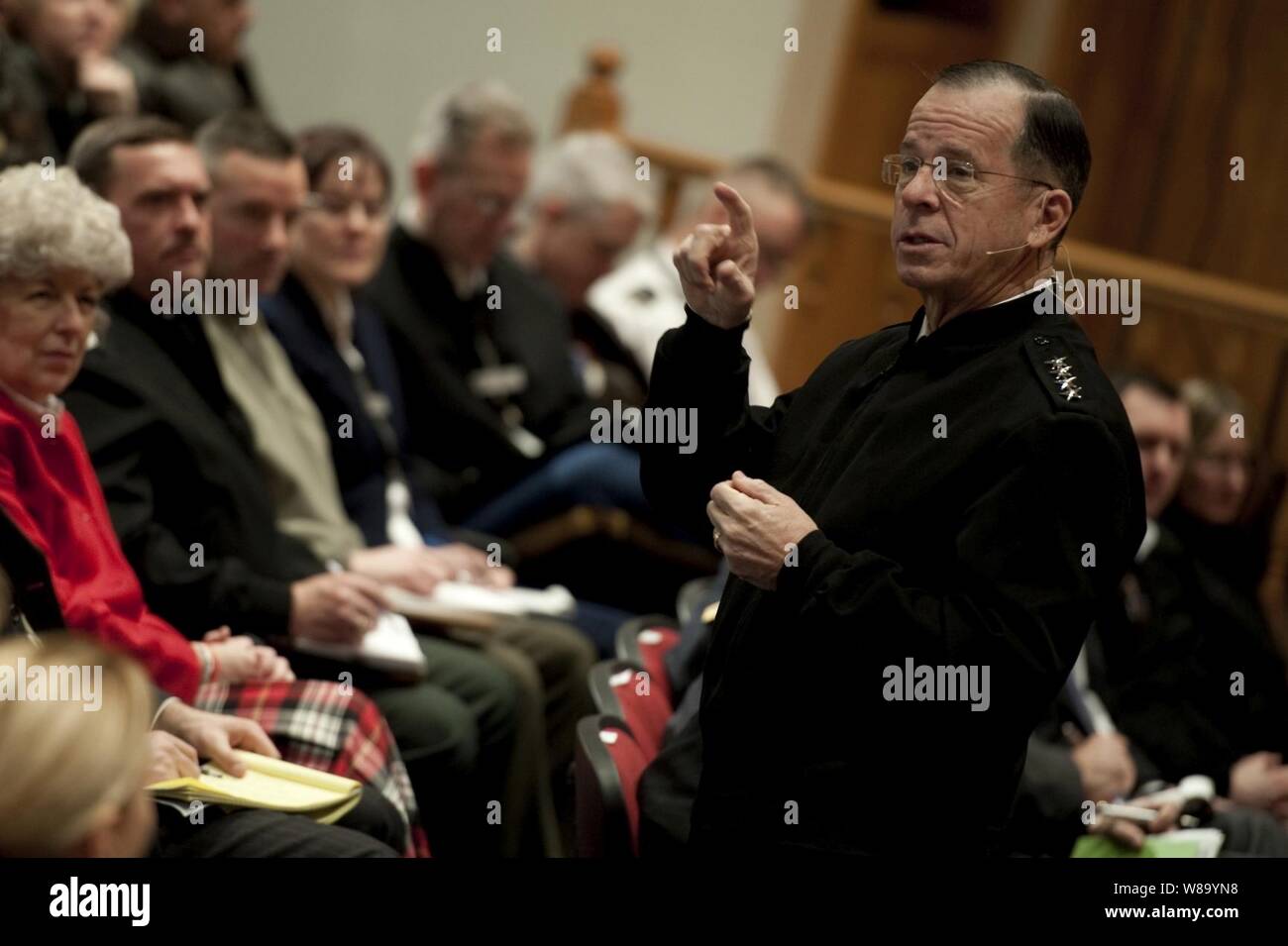 Vorsitzende des Generalstabs Adm. Mike Mullen, U.S. Navy, Adressen das Publikum an der U.S. Army War College, Carlisle Barracks, Pa., Jan. 10, 2011. Stockfoto