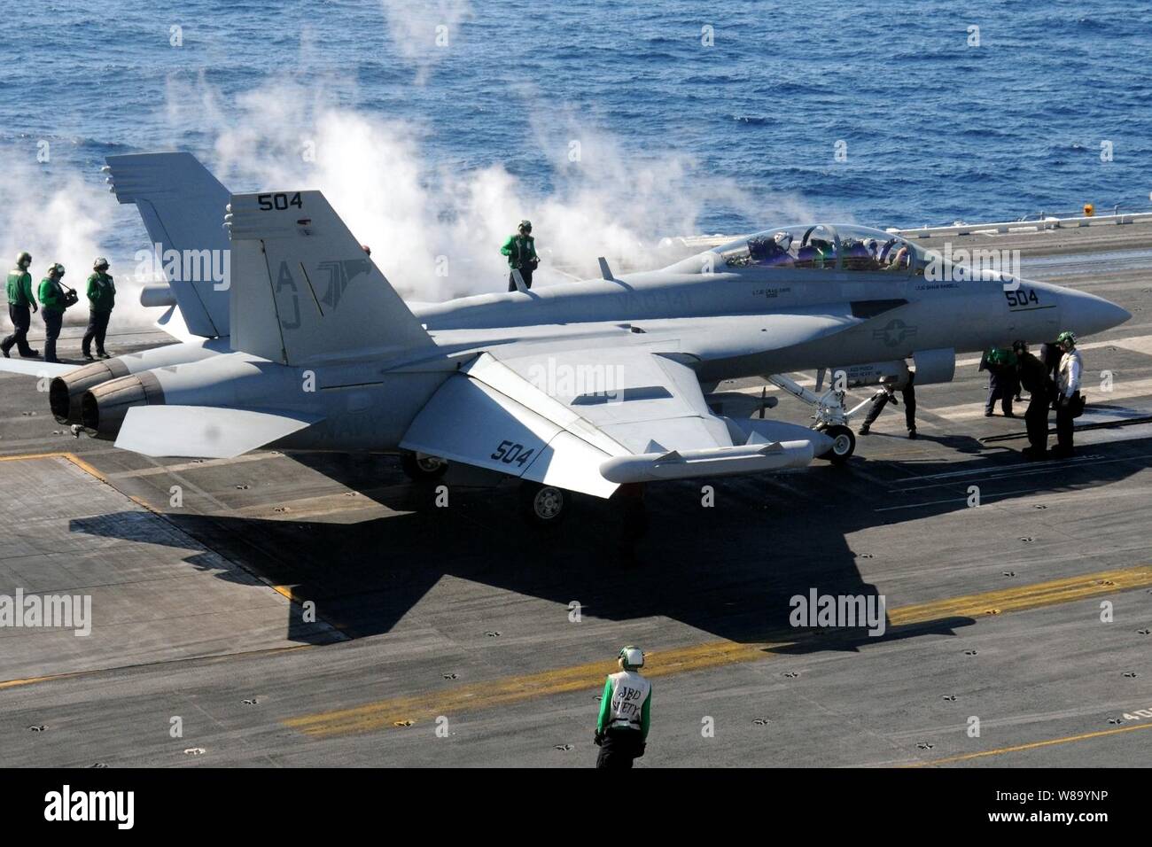 Eine EA-18G Growler zu Electronic Attack Squadron 141 zugeordnet bereitet aus dem Flugzeugträger USS George H.W. zu nehmen Bush (CVN 77). Der Träger ist unterwegs in den Atlantischen Ozean führt eine zusammengesetzte Einheit ausüben. Stockfoto