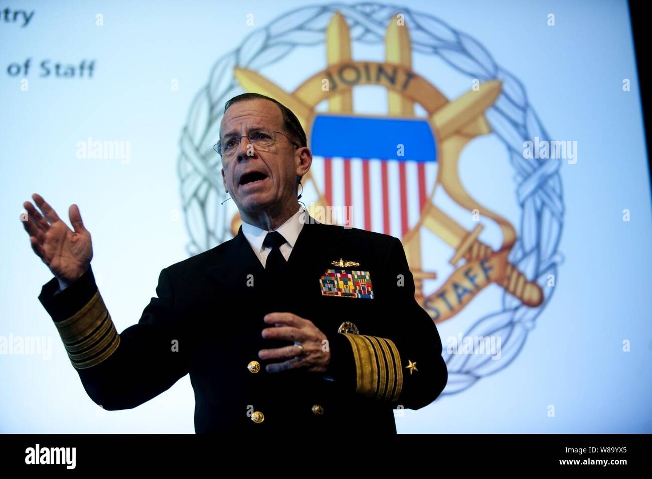 Vorsitzende des Generalstabs Adm. Mike Mullen Adressen Zuschauer an der Arizona State University Walter Cronkite Journalistenschule in Phoenix, Ariz., am 10. März 2010. Mullen besucht die Universität mit dem Arizona, lokale und staatliche Beamte in seiner Fortsetzung der Gespräche mit dem Land Tour zu sprechen. Stockfoto