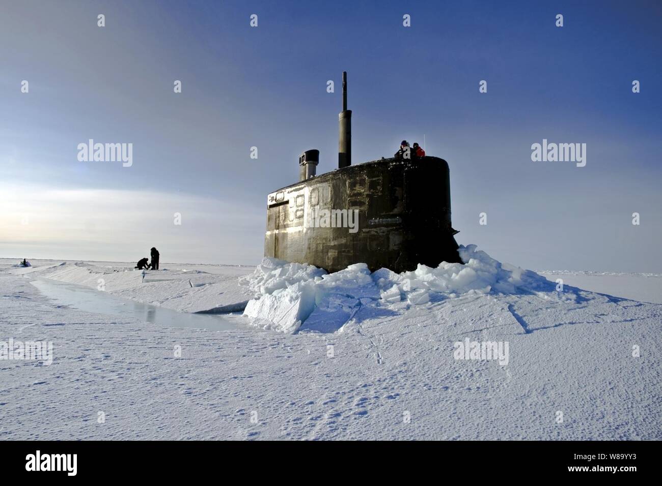 Us-Marine Seeleute und Mitglieder des Labor für angewandte Physik ICE-Bahnhof Clear Ice aus der Luke der USS Connecticut (SSN 22) Wie es Oberflächen über dem Eis im arktischen Ozean am 19. März 2011. Das u-Boot und die Besatzung sind die Teilnahme an Ice-Übung 2011, welche Tests u-boot Operationen in der Arktis. Stockfoto